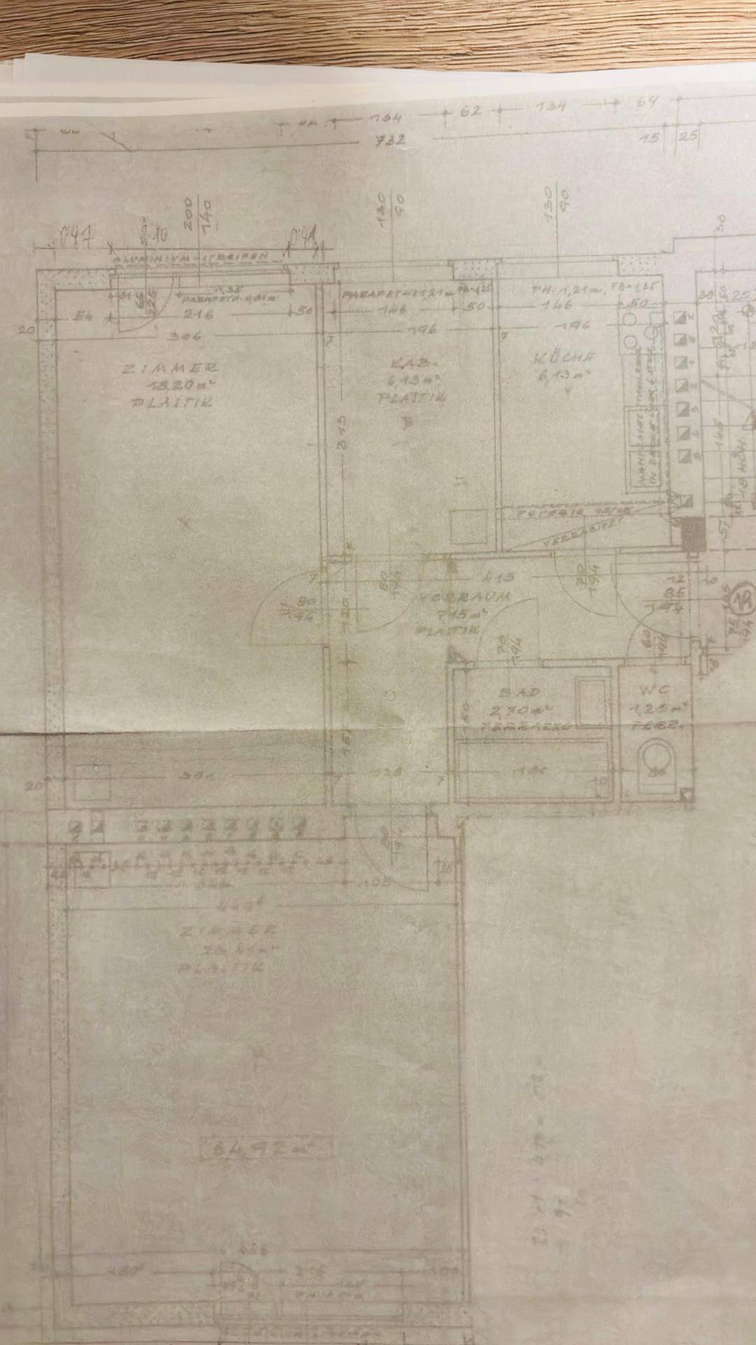 Alter Grundrissplan einer Wohnung mit mehreren Zimmern, Küche, Bad, separatem WC und Gartenbereich.