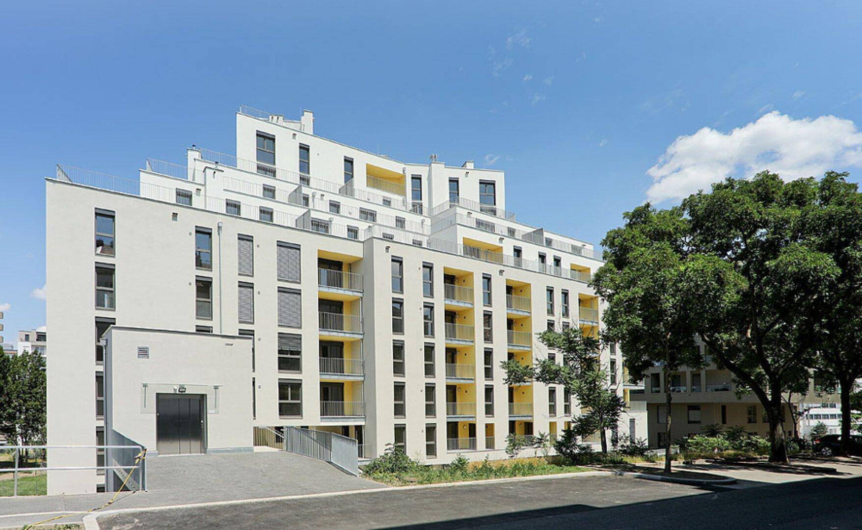 Zeitgenössisches Wohngebäude mit gestuften Terrassen und moderner Fassadengestaltung.