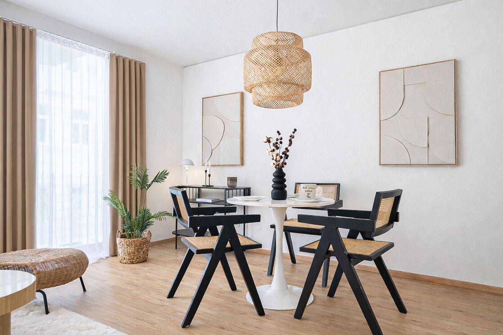 Gemütlicher Essbereich mit modernem Holztisch, Rattan-Stühlen und großen Fenstern für viel Helligkeit.