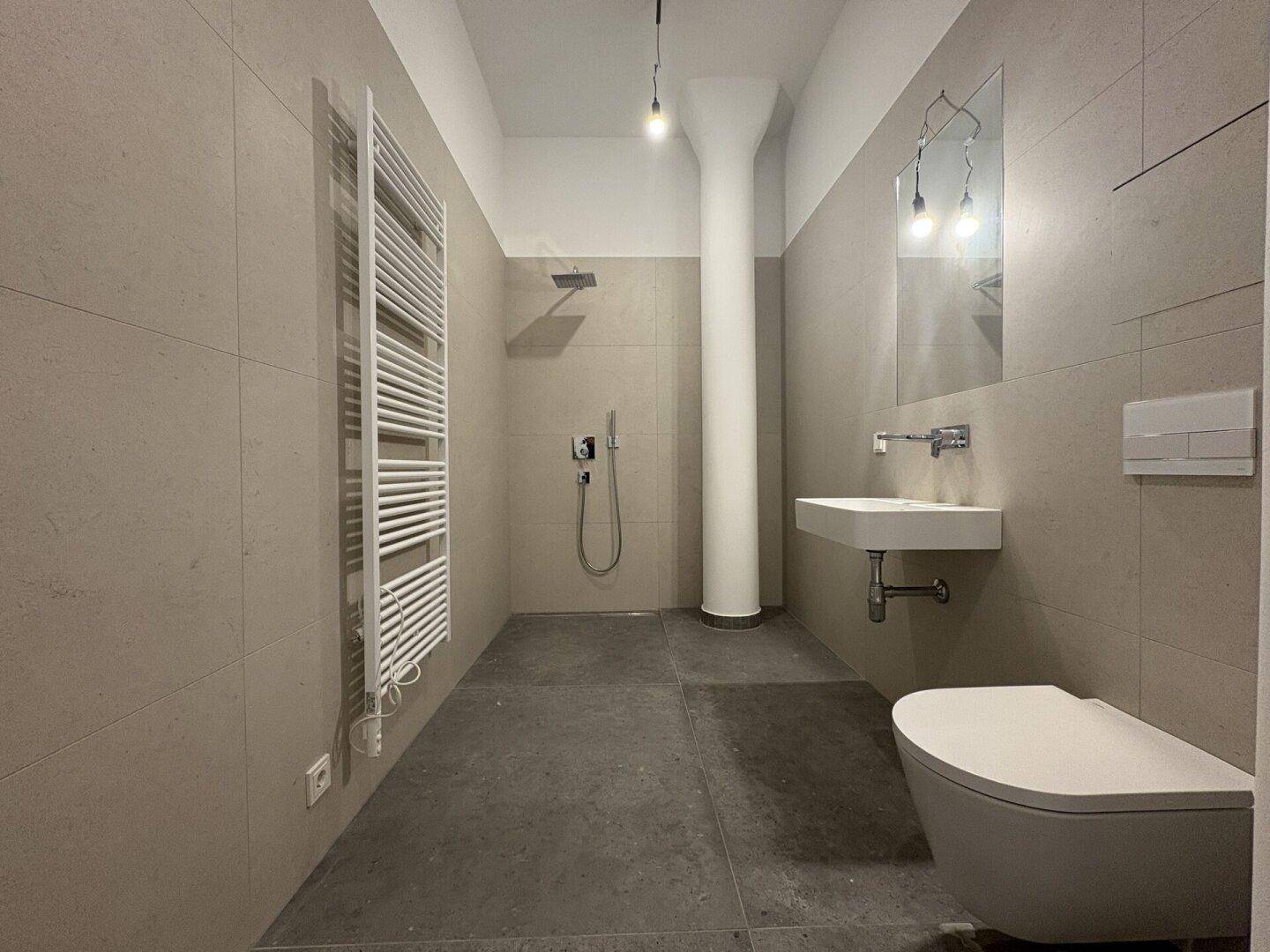 Modernes Badezimmer mit begehbarer Dusche, Wand-WC und beheiztem Handtuchhalter.