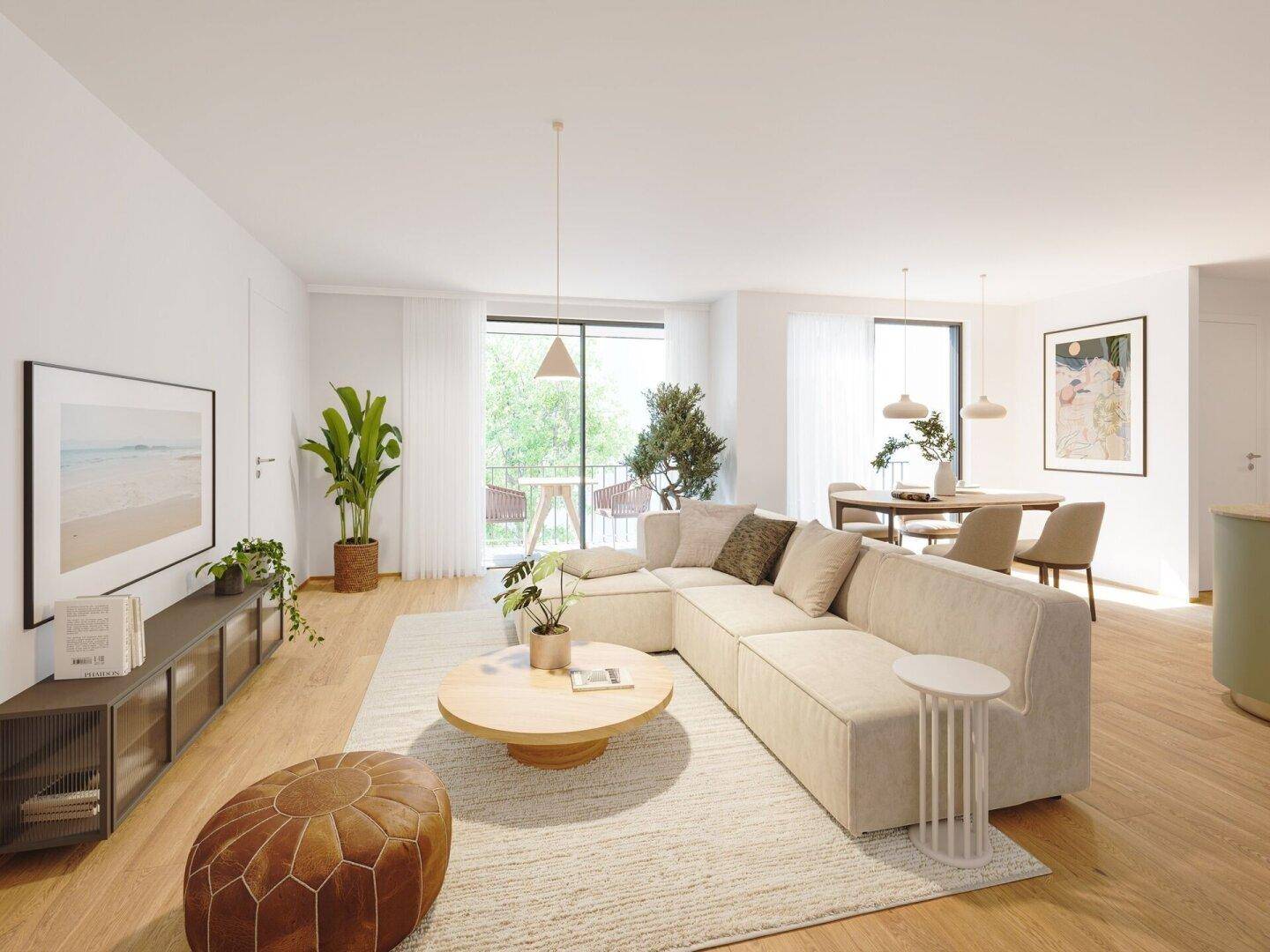 Offener Wohn- und Essbereich mit beigem Sofa, Holzboden und Zugang zu einem Balkon.