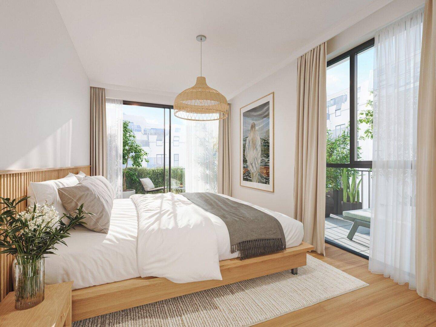 Helles Schlafzimmer mit Holzboden, großem Fenster und Zugang zu einem Balkon.