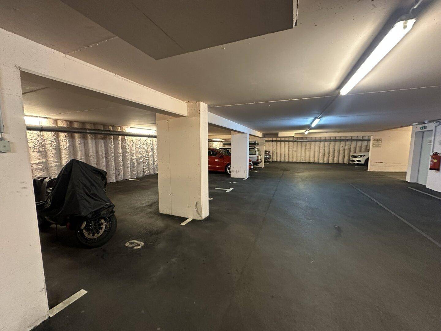 Geräumige Tiefgarage mit zahlreichen Parkmöglichkeiten und solider Betonkonstruktion.