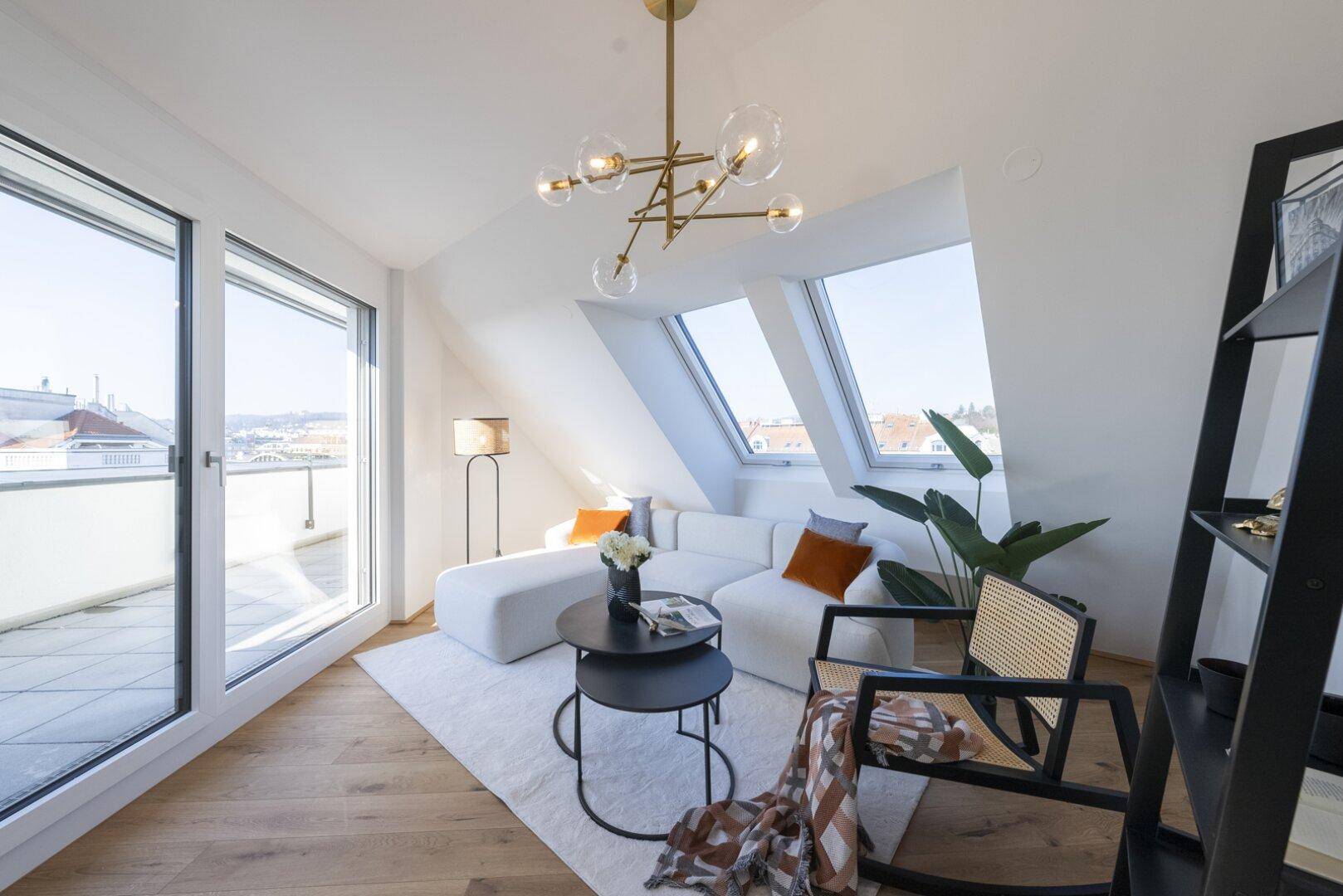 Helles Wohnzimmer mit moderner Couch, Beistelltischen und Zugang zur Dachterrasse.