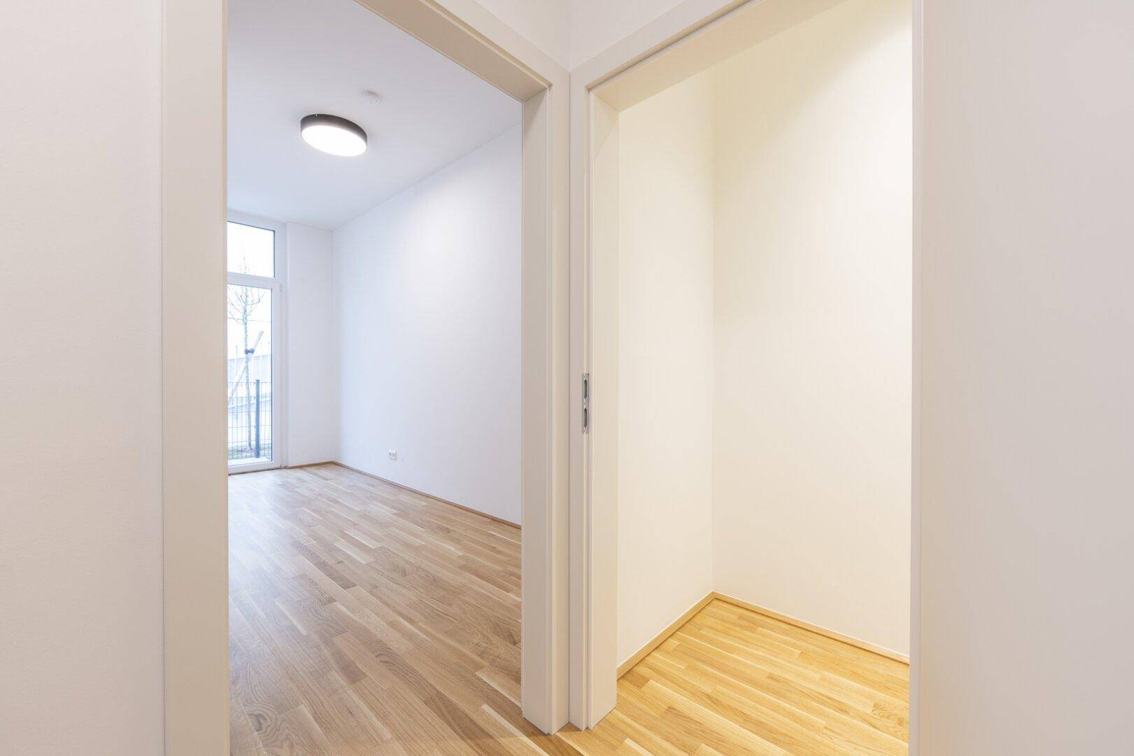 Kleiner, leerer Raum mit Parkettboden, ideal als Abstellraum oder begehbarer Kleiderschrank nutzbar.