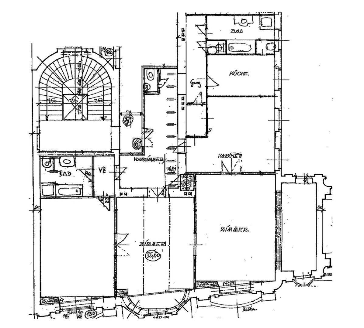 Historischer Grundriss mit mehreren Zimmern, Bädern und Treppenhaus.