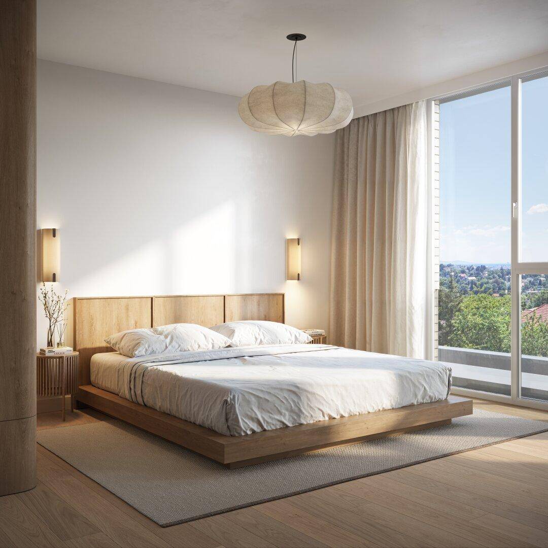 Helles Schlafzimmer mit Holzbett, großen Fenstern und Blick ins Grüne.