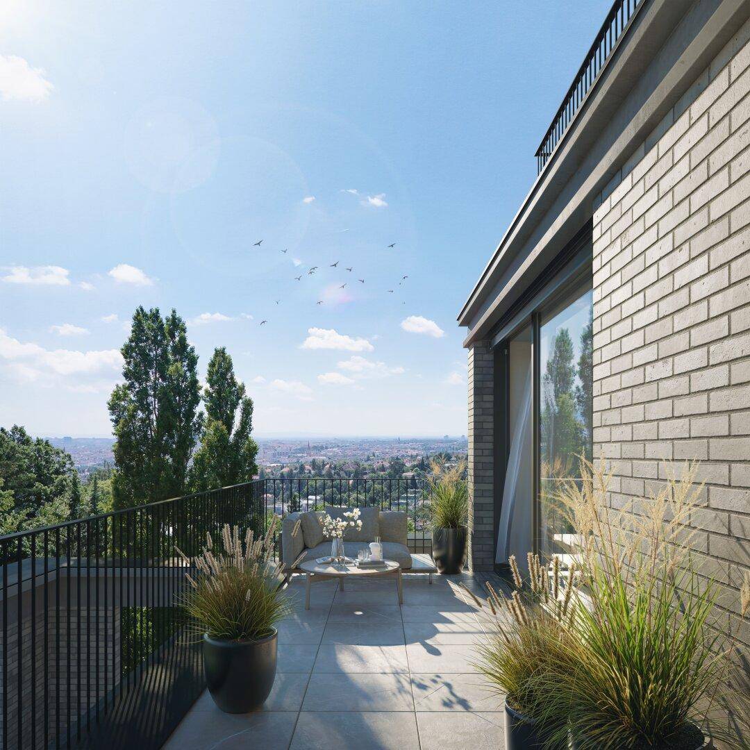 Geräumiger Balkon mit Stadtblick, Sitzgelegenheiten und Pflanzen in Töpfen.