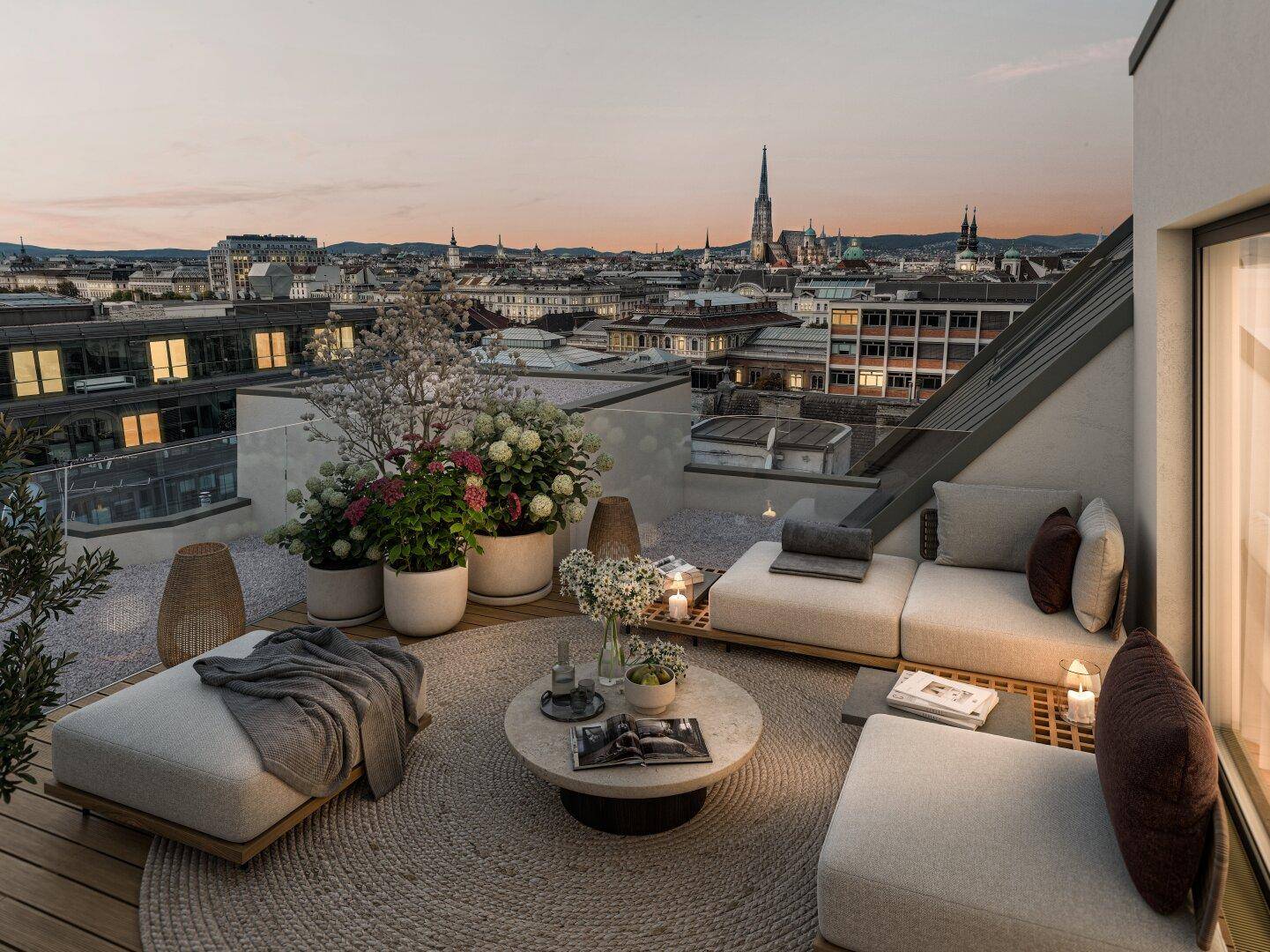 Abendliche Stimmung auf der Dachterrasse mit Stadtblick und gemütlicher Beleuchtung.