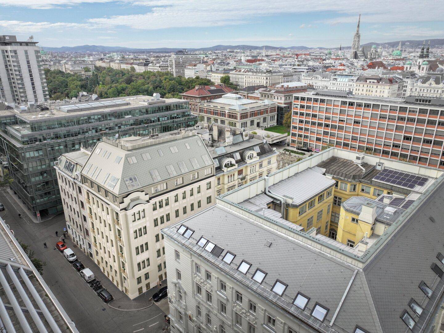 Weitläufiger Blick über die Dächer der Stadt mit historischen und modernen Gebäuden.