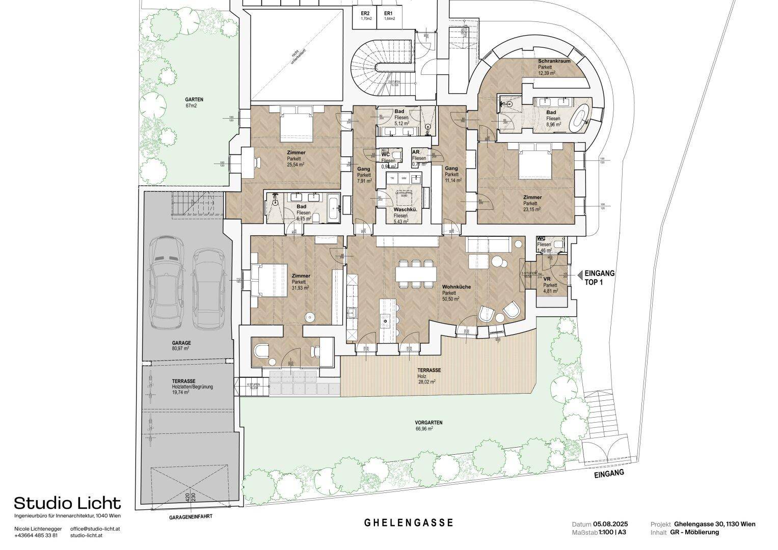 Grundriss des Erdgeschosses mit mehreren Zimmern, Garage, Terrassen und Garten.
