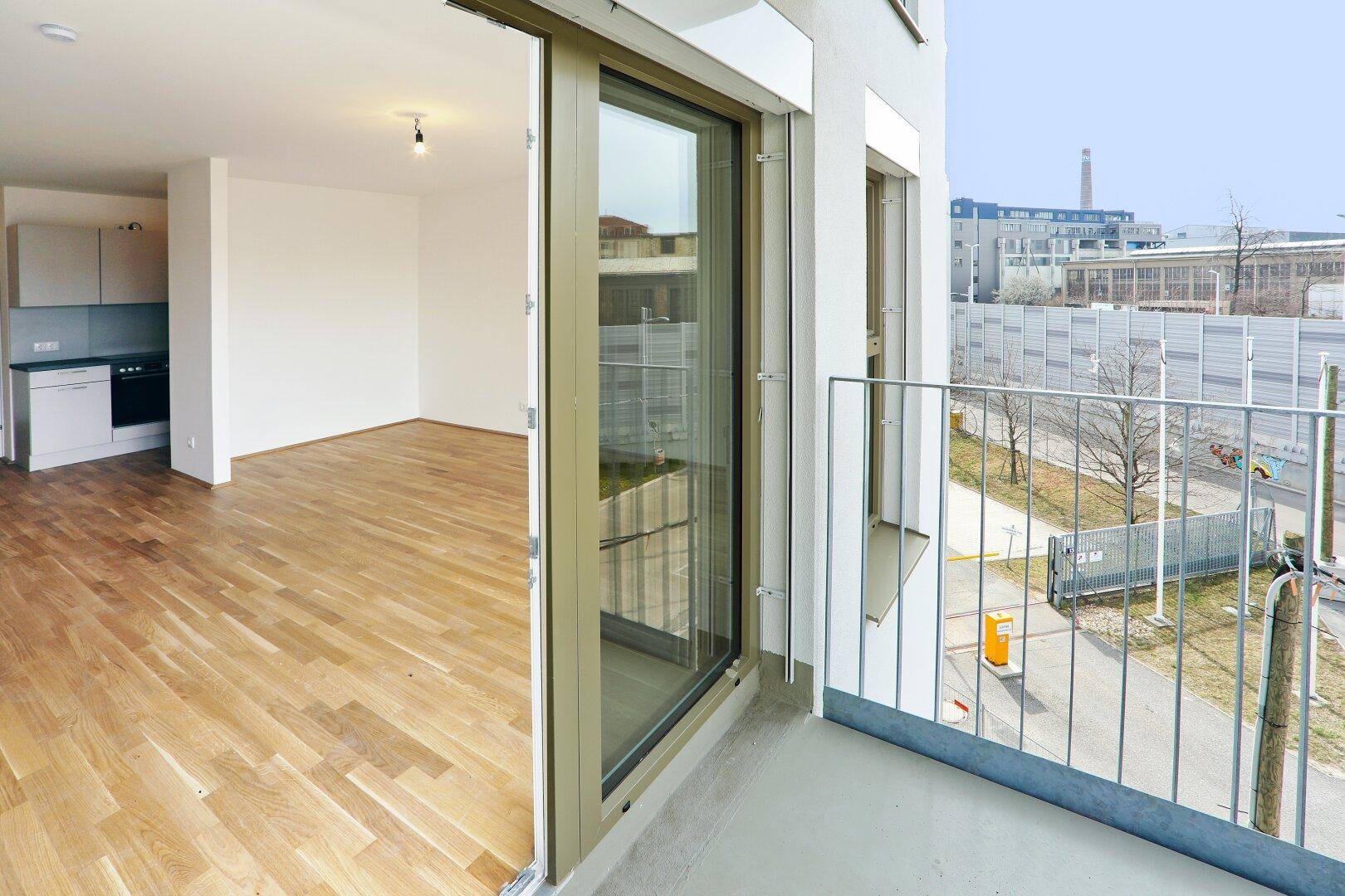 Balkon mit Blick auf die städtische Umgebung und angrenzenden Wohnraum.