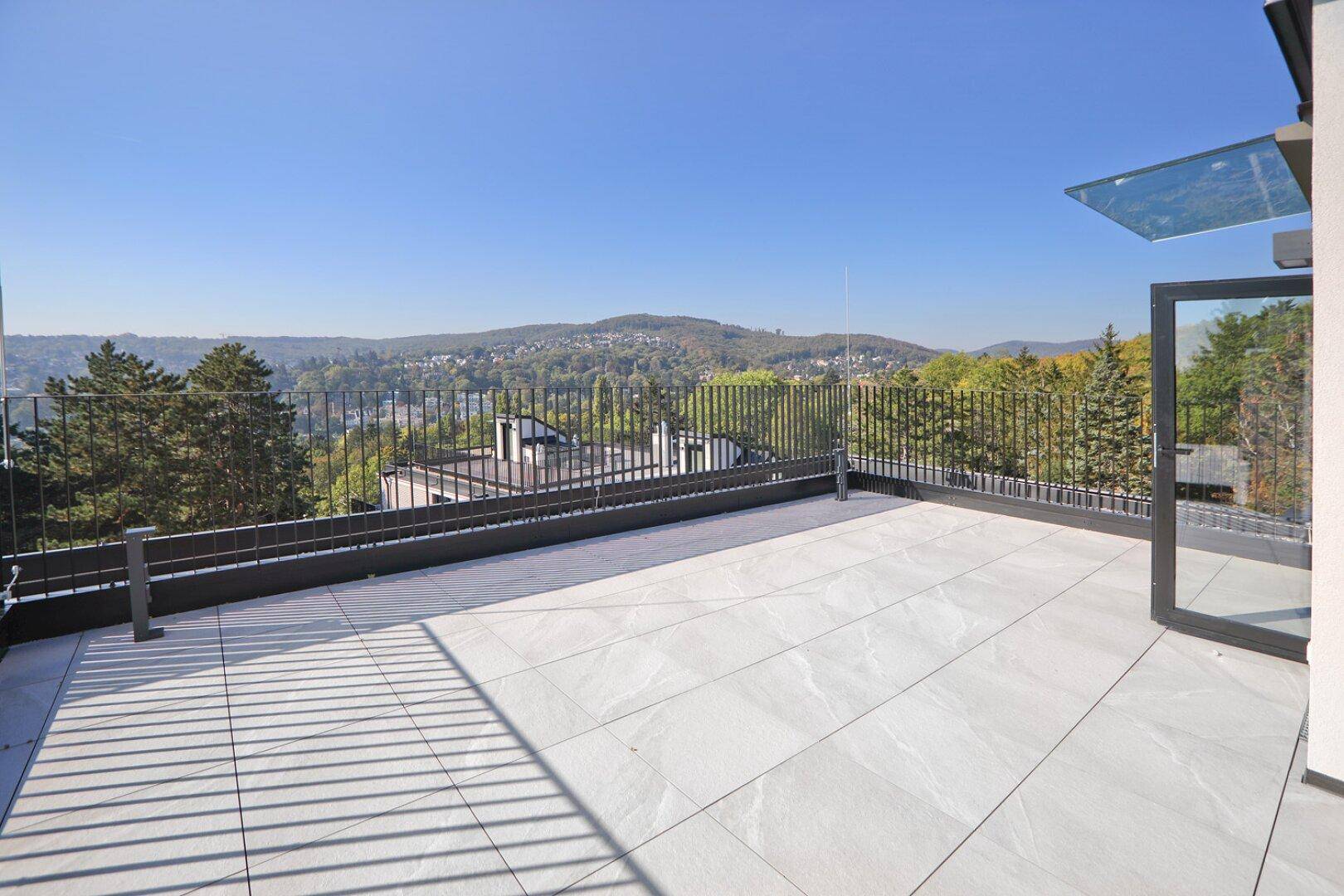 Weitläufige Dachterrasse mit weitem Ausblick und viel Sonnenlicht, ideal zum Entspannen.