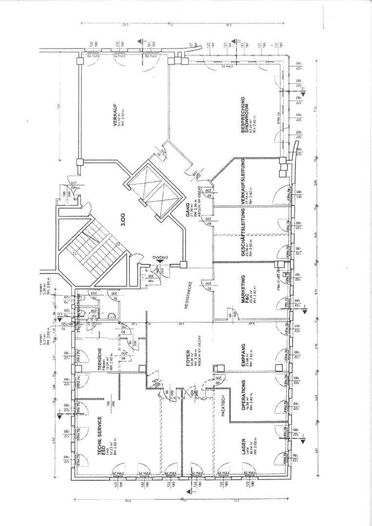 Detaillierter Grundriss des ersten Obergeschosses mit verschiedenen Büroräumen und Funktionsbereichen.