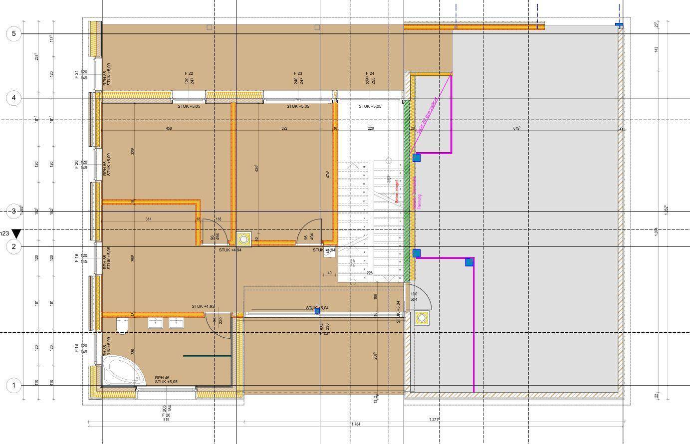 Grundrissplan des Obergeschosses mit mehreren Zimmern und Balkonzugang.