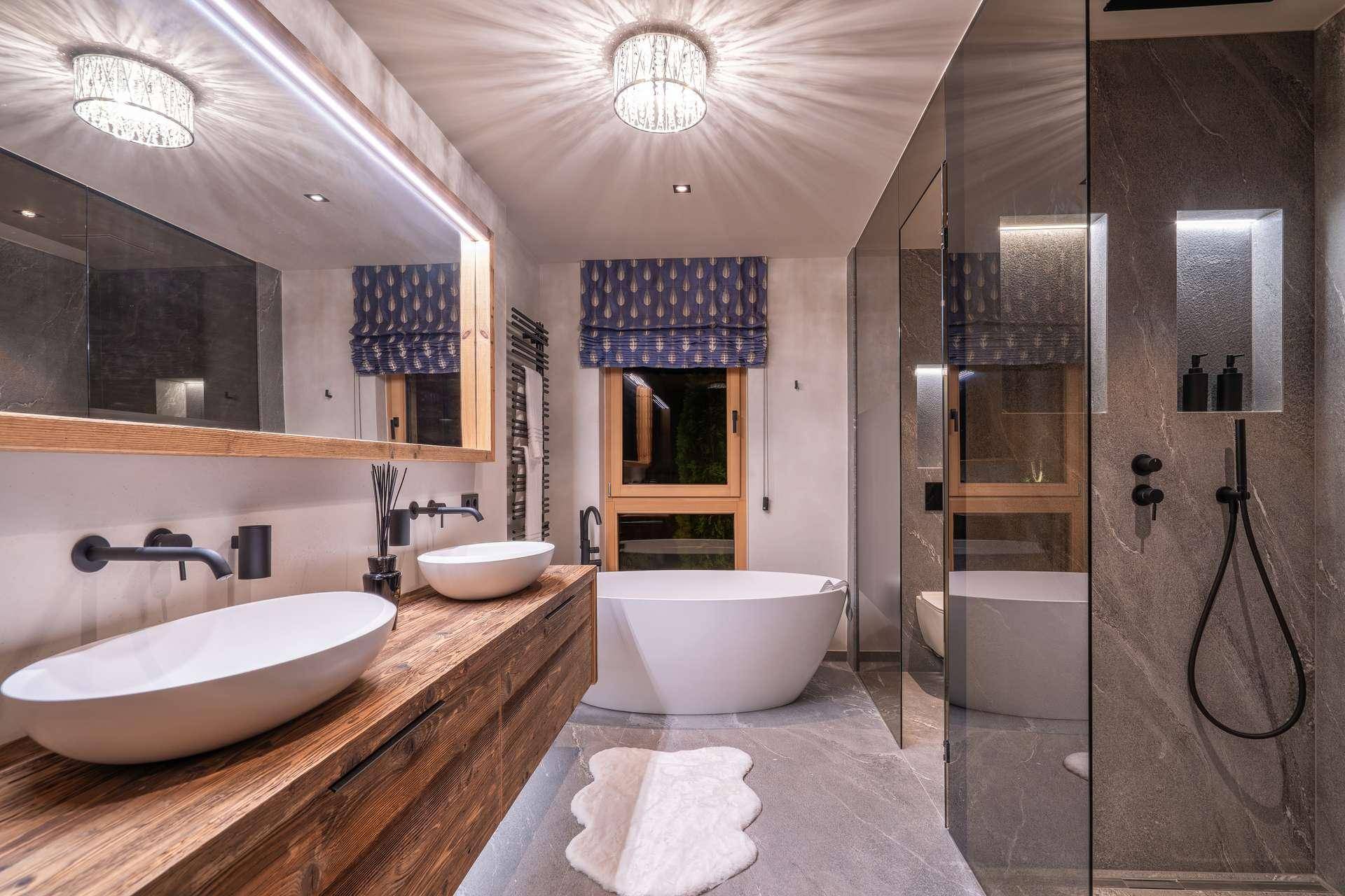 Luxuriöses Badezimmer mit Doppelwaschbecken, freistehender Badewanne und begehbarer Dusche.