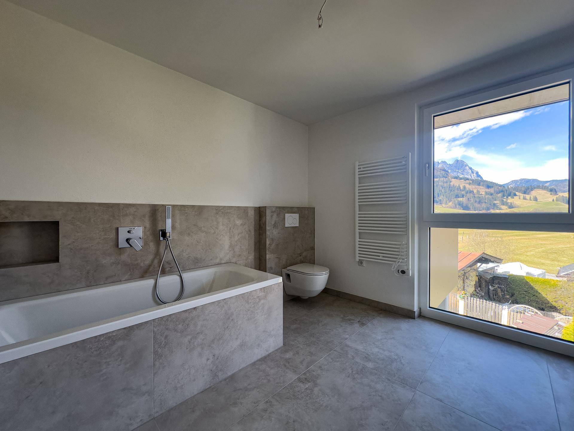 Sonnige Neubau-Dachgeschosswohnung mit Kaiserblick - Mehr