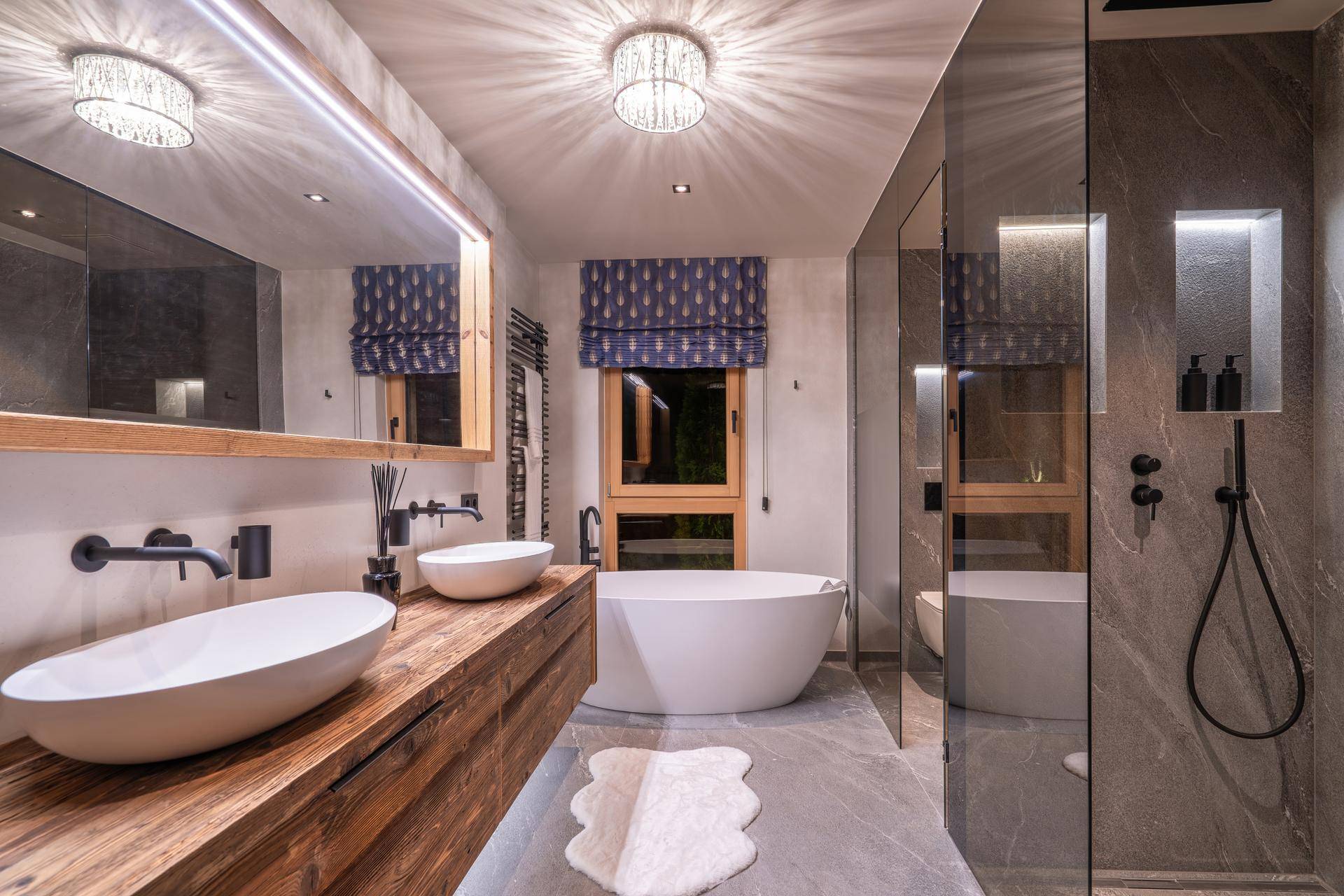 Luxuriöses Badezimmer mit Doppelwaschbecken, freistehender Badewanne und begehbarer Dusche.