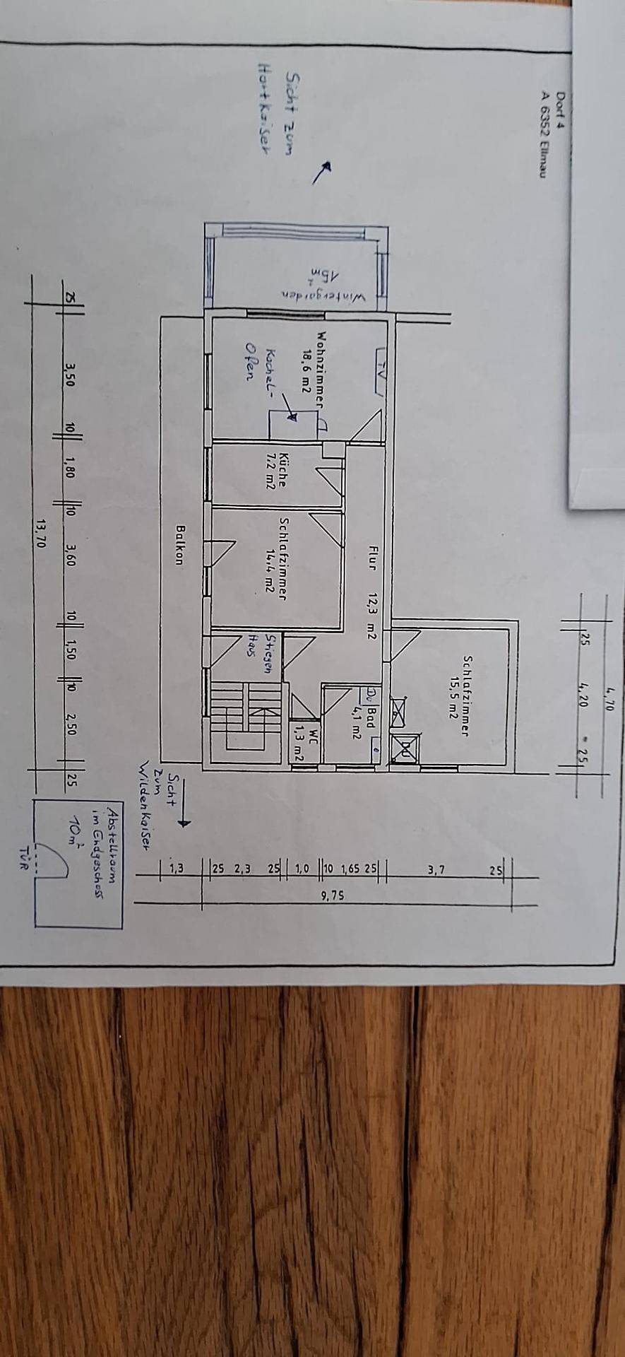 Grundriss einer Wohnung mit Wohnzimmer, Küche, zwei Schlafzimmern, Bad, WC, Wintergarten und Balkon.