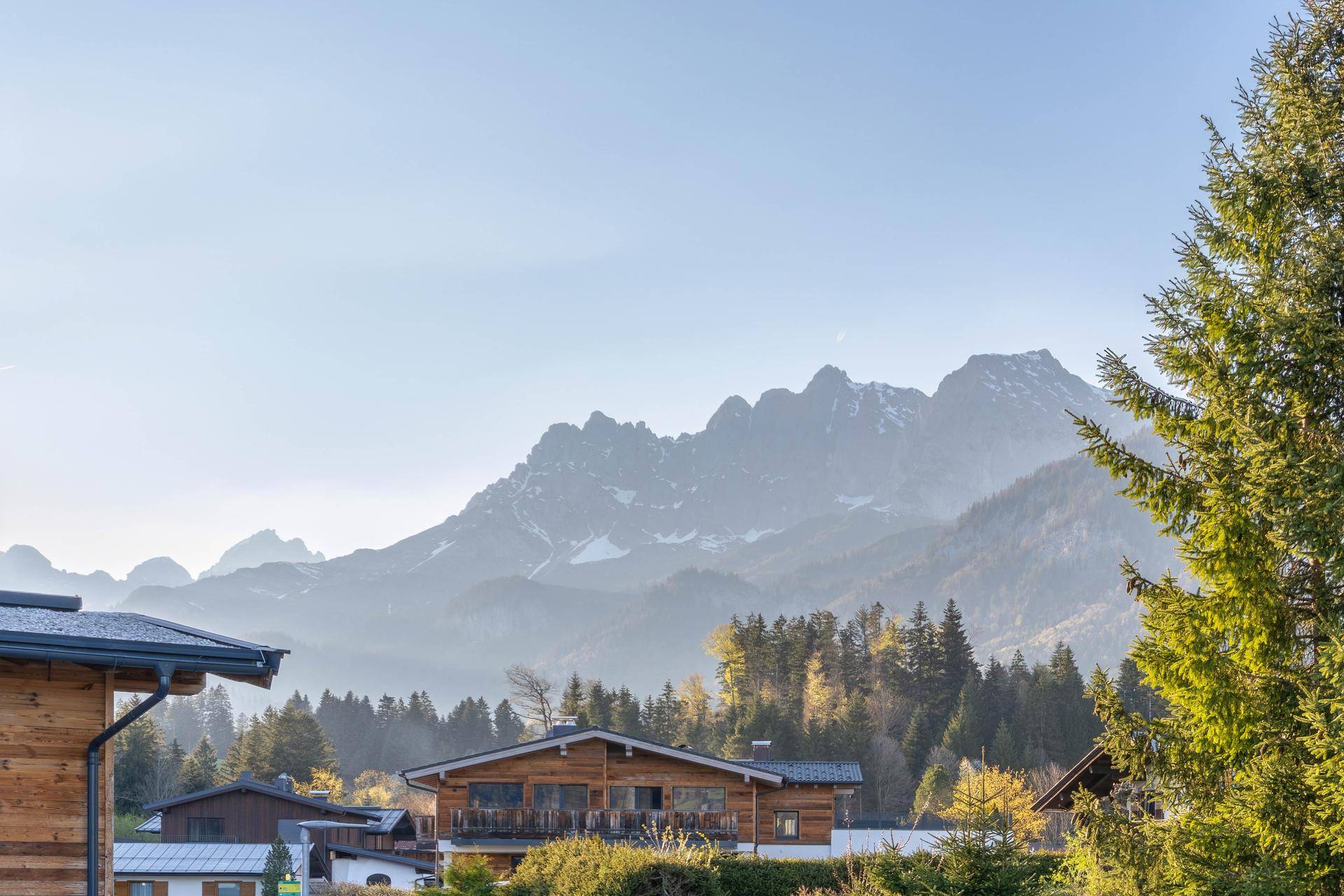 Malerische Umgebung mit traditionellen Häusern und majestätischem Bergpanorama.