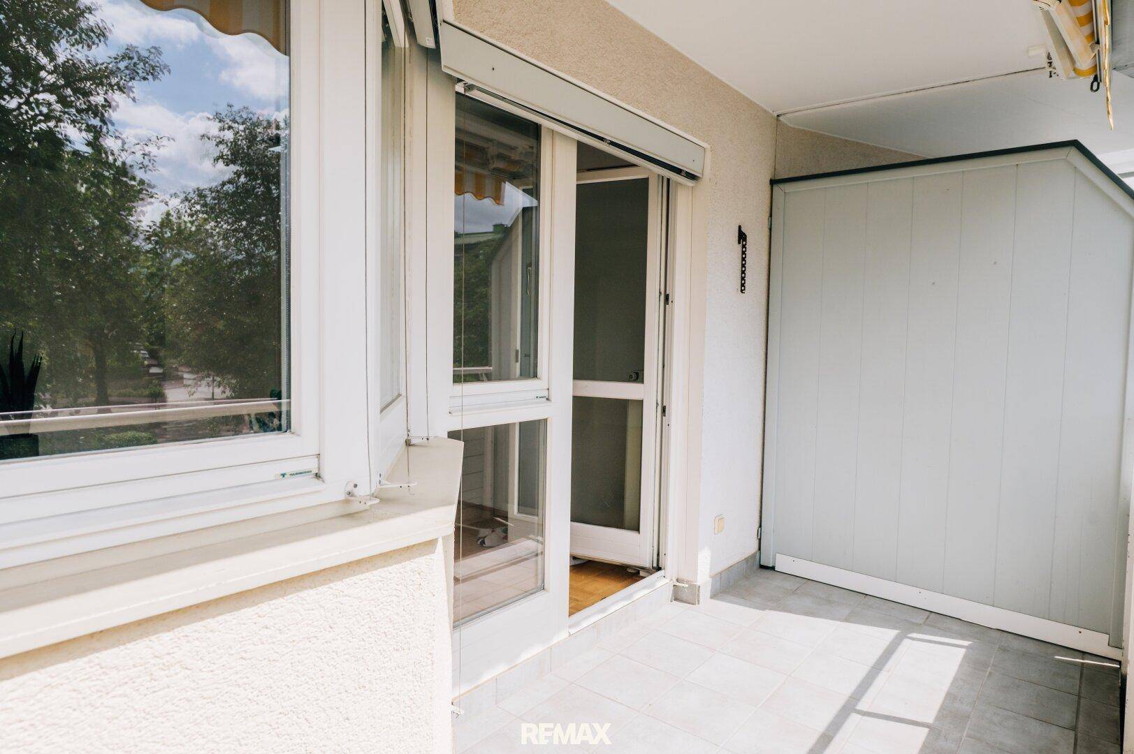 Balkon mit Fliesenboden und Zugang zum Innenbereich, ideal für entspannte Stunden im Freien.