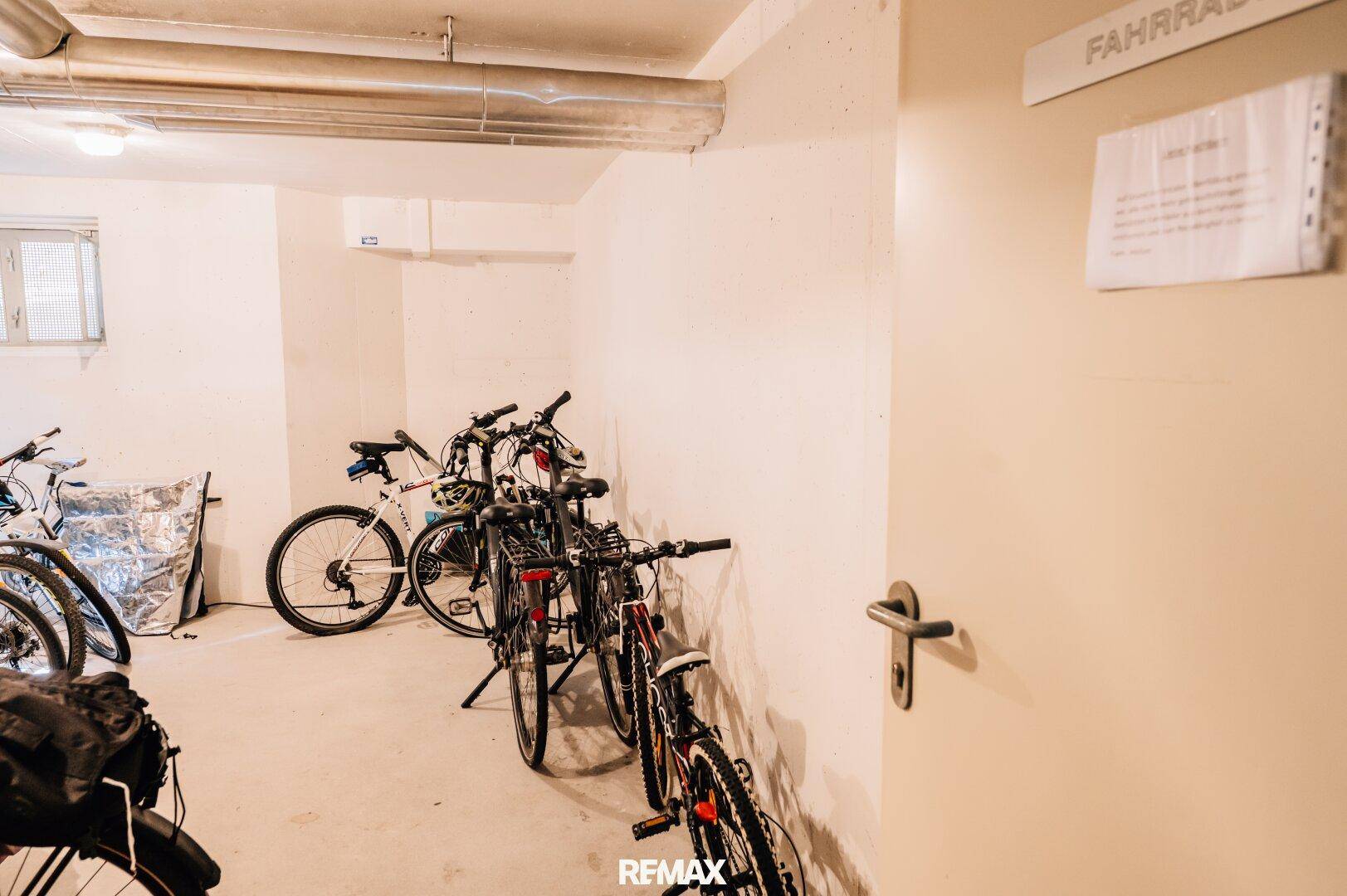 Gemeinschaftlicher Fahrradraum im Untergeschoss mit mehreren Fahrrädern.
