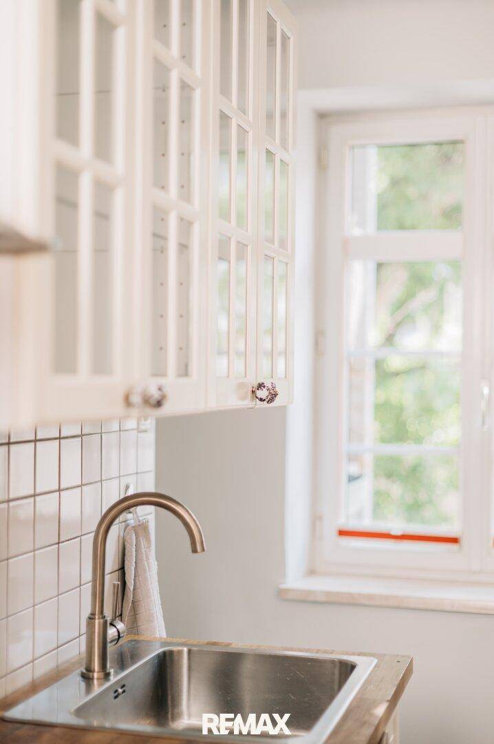 Küchenspüle mit modernem Wasserhahn und Blick aus dem Fenster.