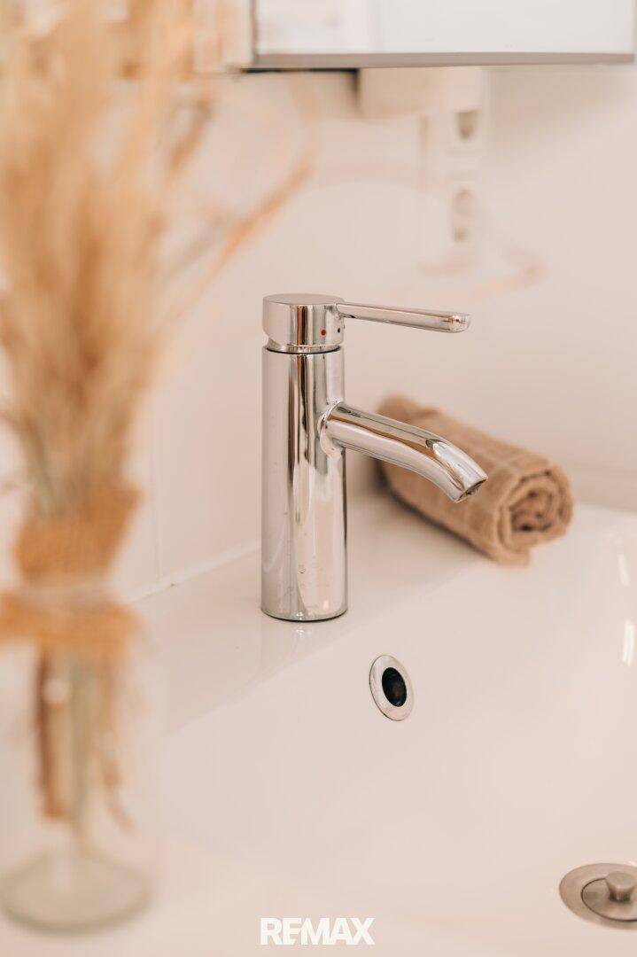 Moderner Wasserhahn über dem Waschbecken im Badezimmer.