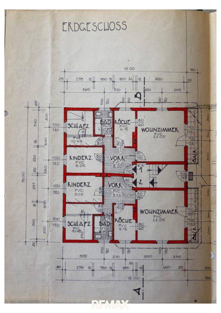 Grundriss des Erdgeschosses mit zwei Wohneinheiten, jeweils mit Schlafzimmern, Küche und Wohnbereich.