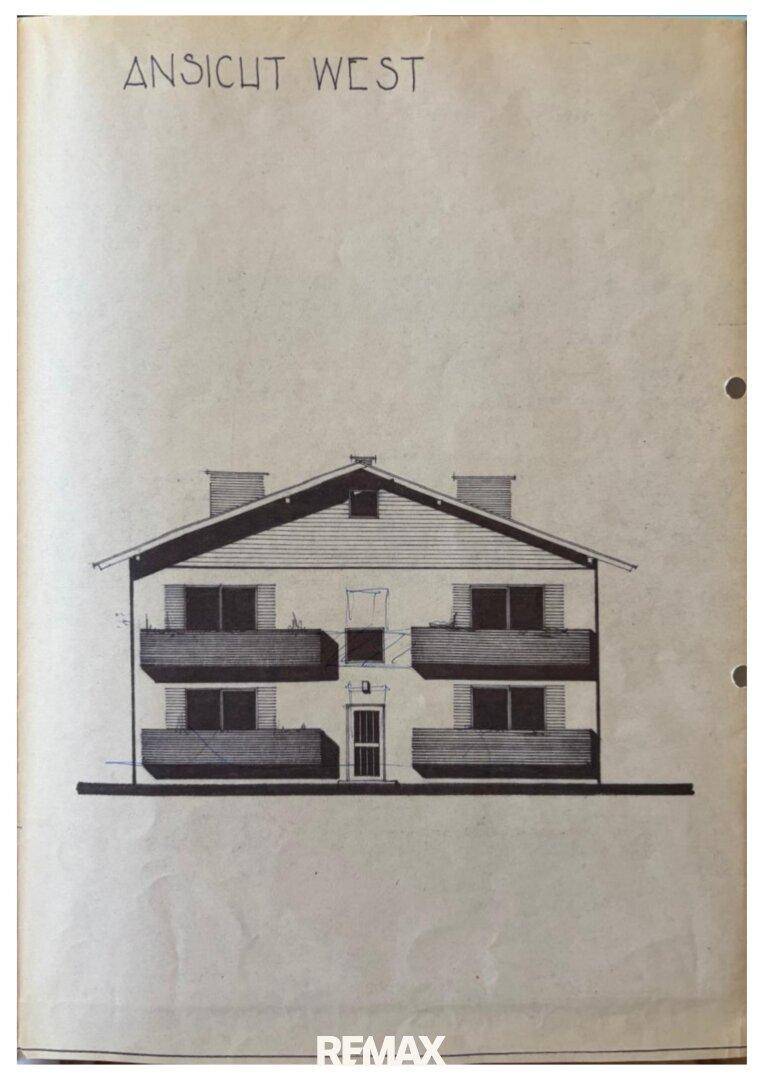 Architektonische Ansicht der Westfassade des Gebäudes mit zwei Balkonen pro Etage und Satteldach.
