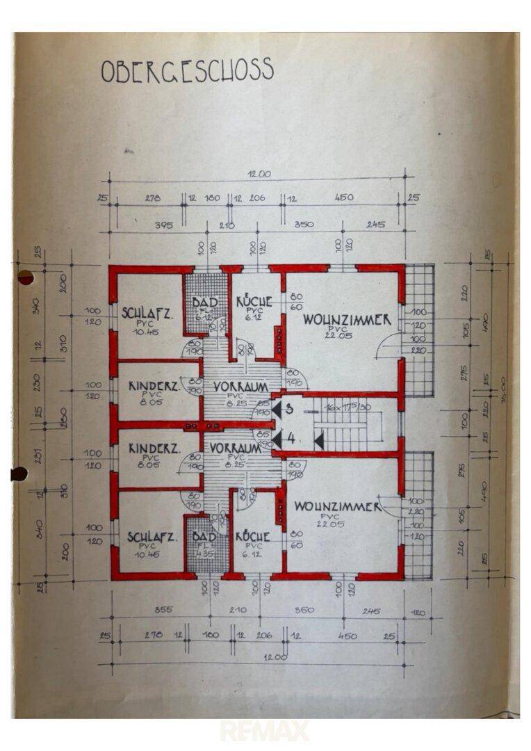 Grundriss des Obergeschosses mit zwei Wohneinheiten, jeweils mit Schlafzimmern, Küche und Wohnbereich.