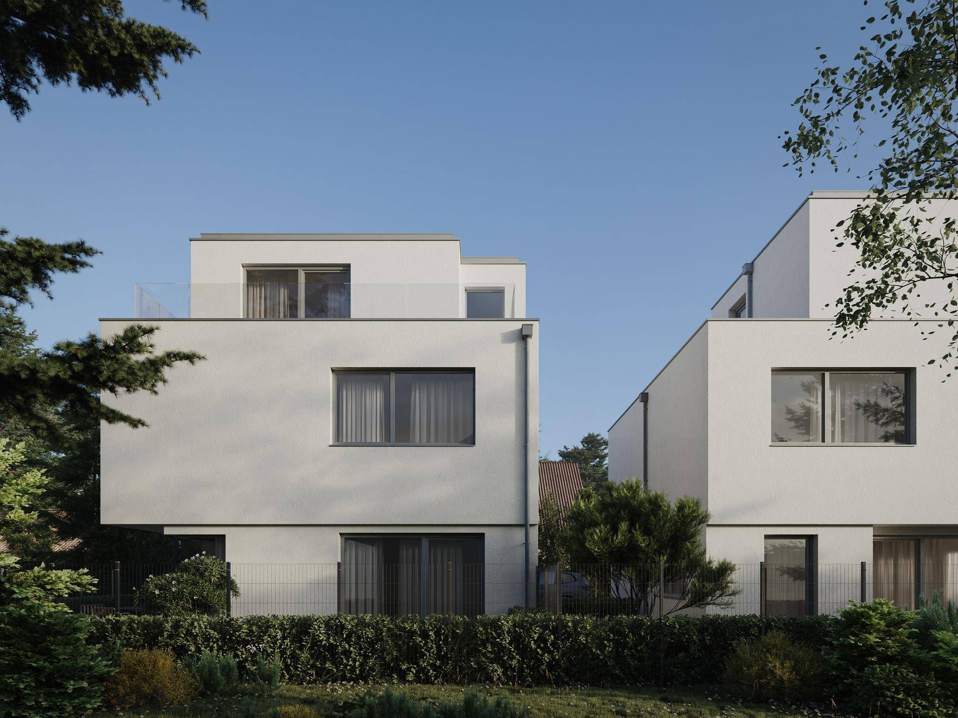 Reihenhausfassade mit moderner Architektur, großen Fenstern und umgebender grüner Bepflanzung.