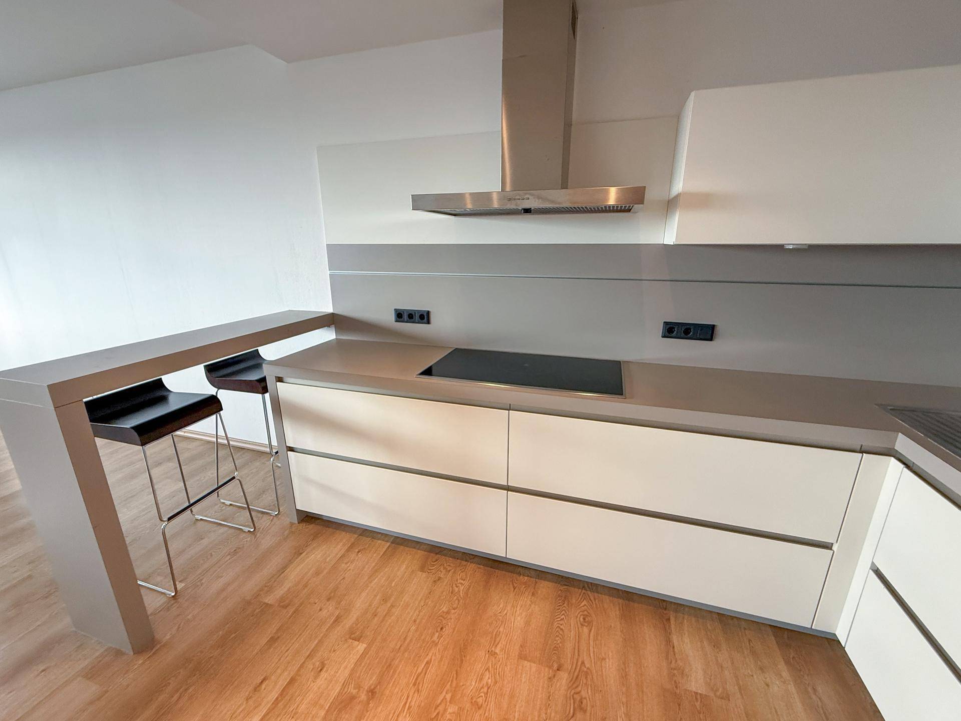 Detailansicht der modernen Küche mit Induktionskochfeld und integrierter Frühstücksbar.