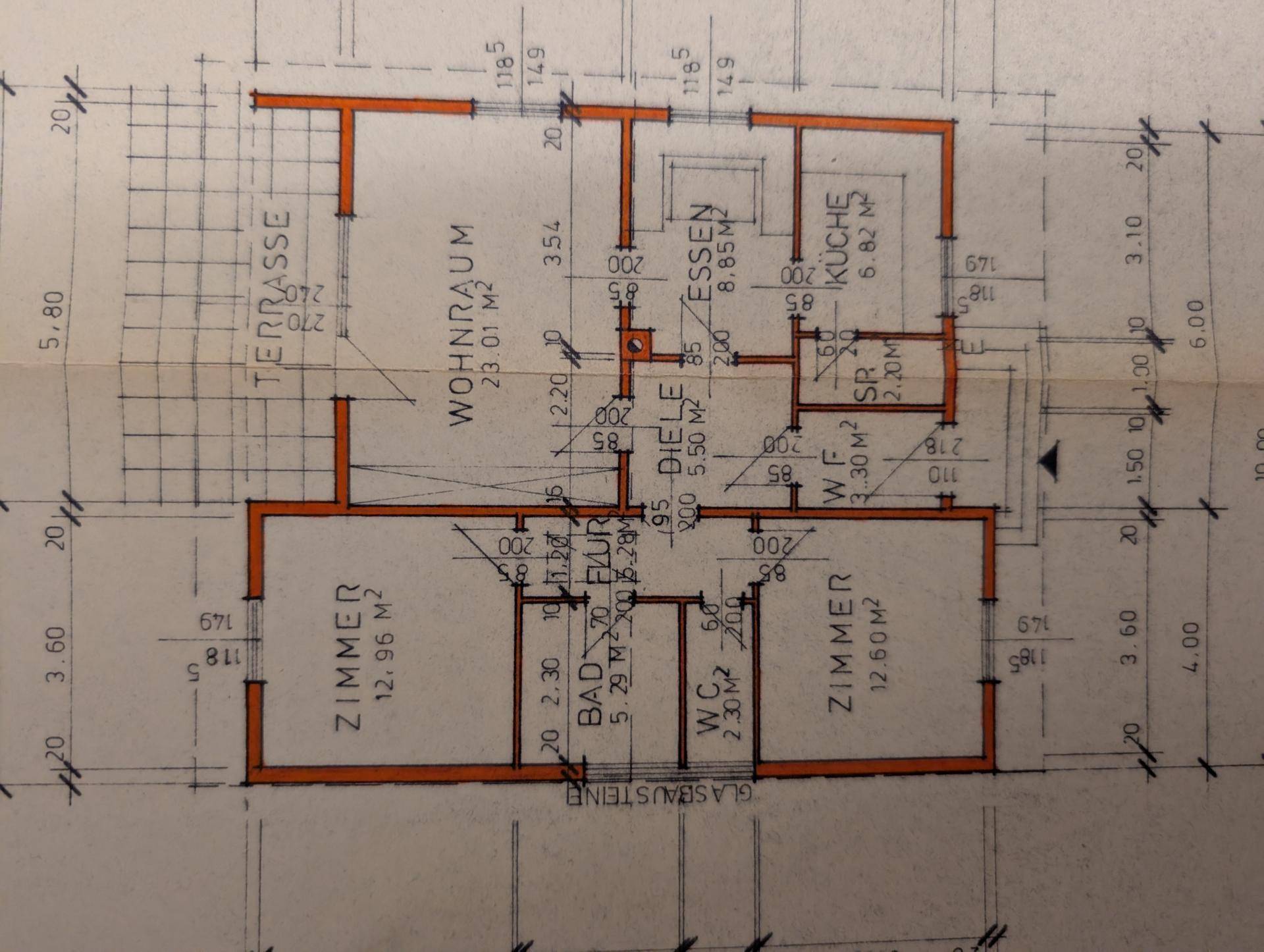 Detaillierter Grundriss des Erdgeschosses mit Wohnzimmer, Essbereich und Terrasse.