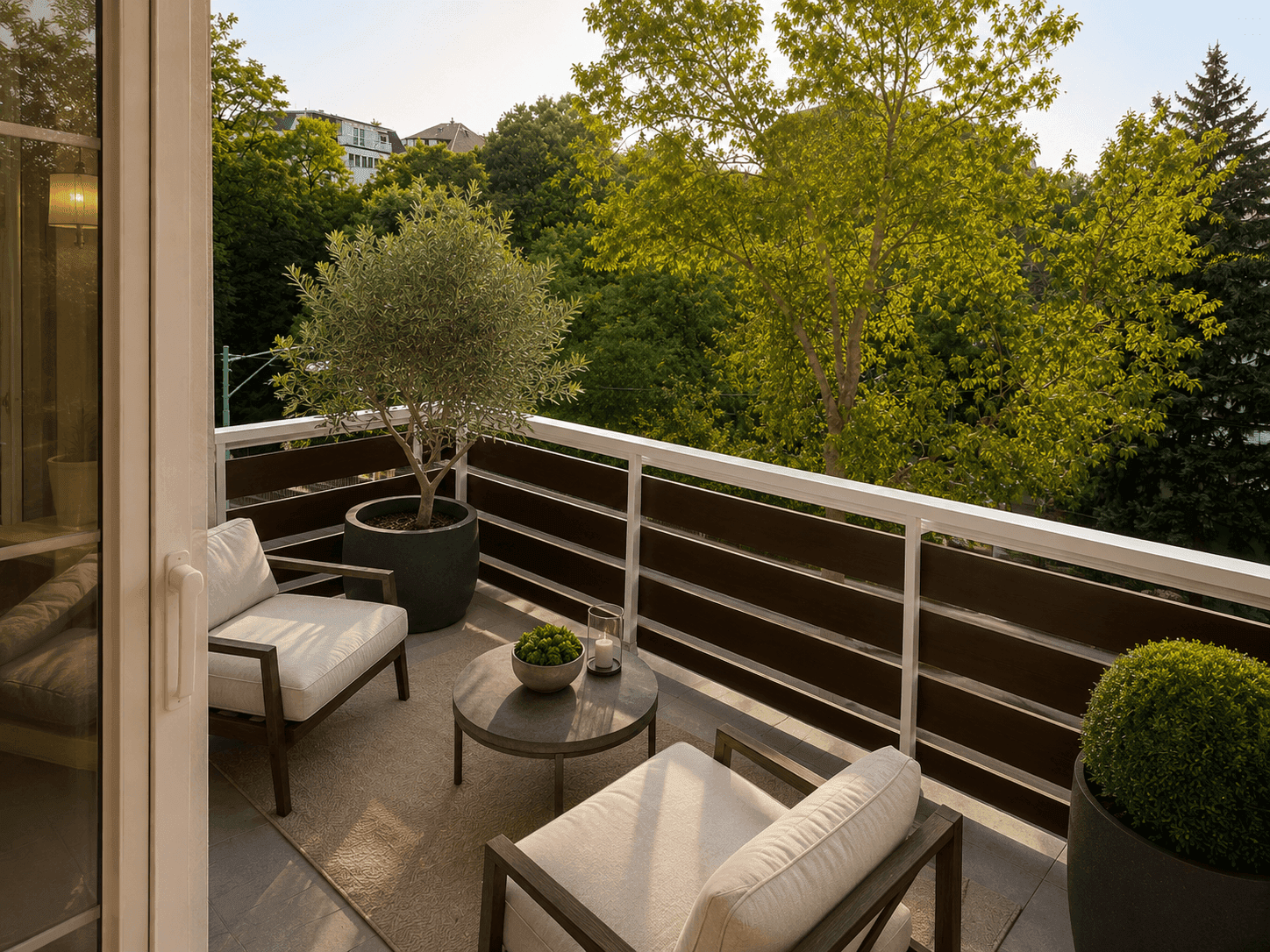 Gemütlicher Balkon mit Sitzgelegenheiten, Pflanzen und Blick ins Grüne.