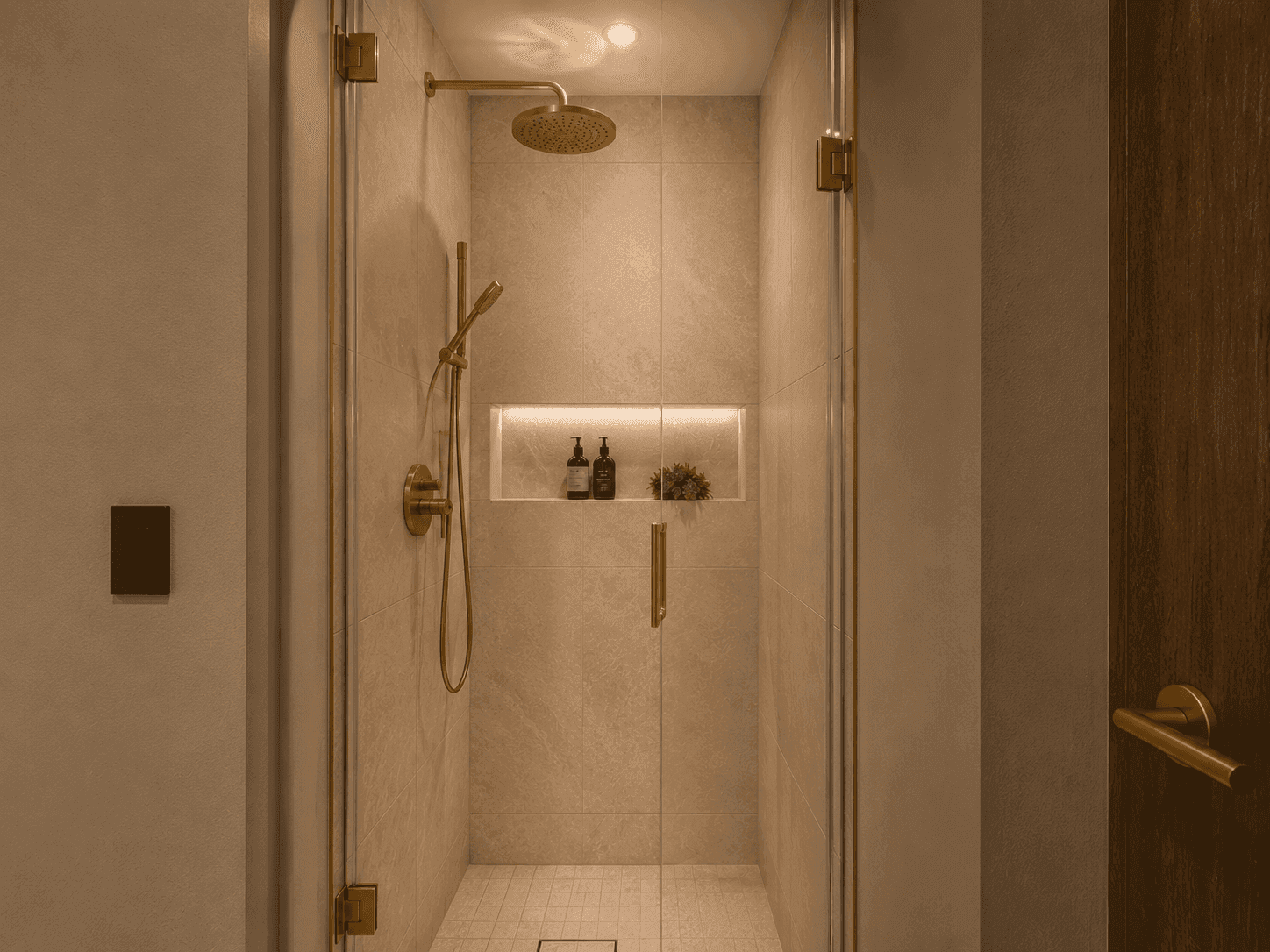 Moderne Duschkabine mit Regendusche, Fliesen und integrierter Nische für Pflegeprodukte.