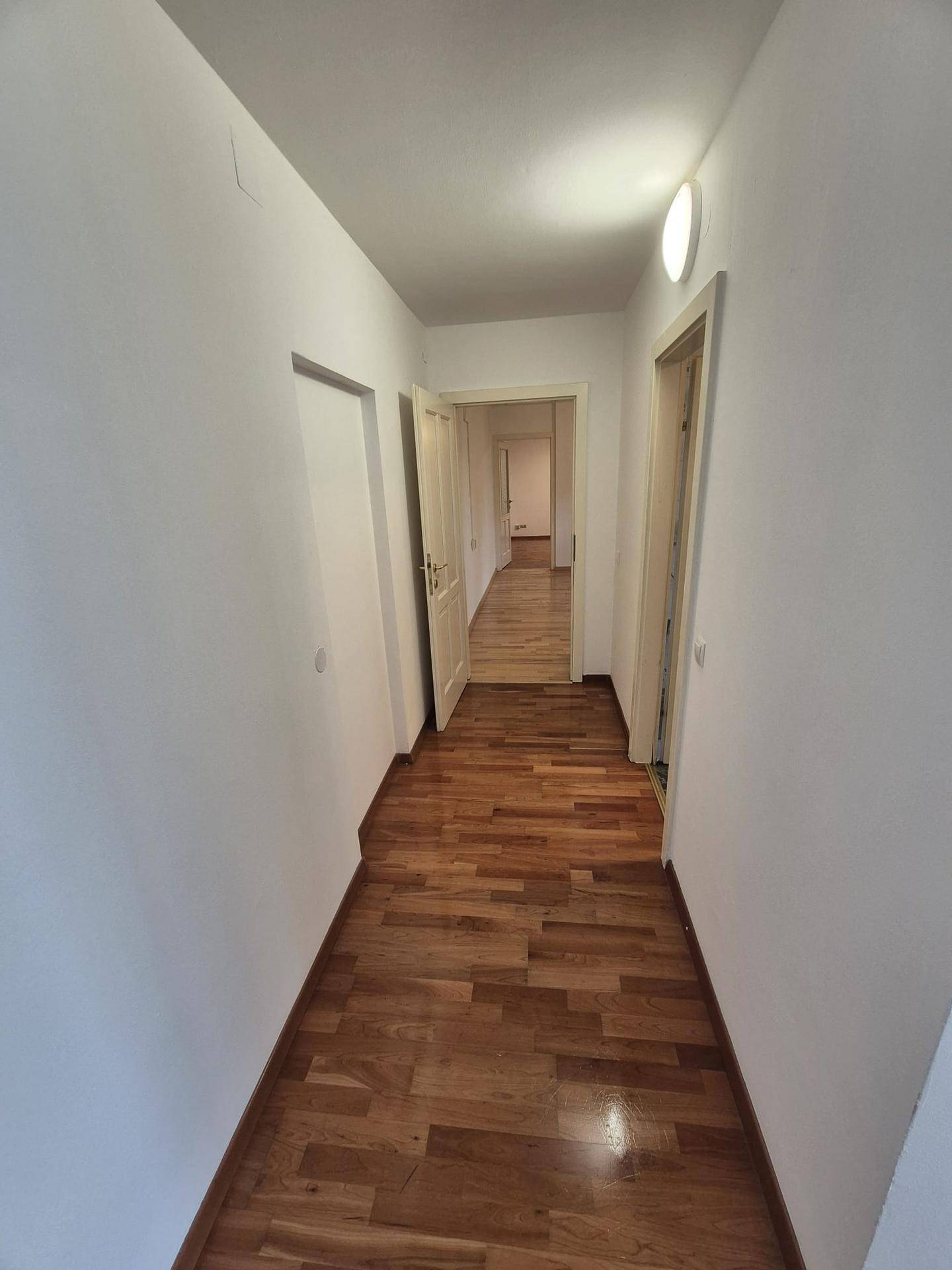 Heller Flur mit Parkettboden, der die verschiedenen Wohnbereiche der Wohnung verbindet.