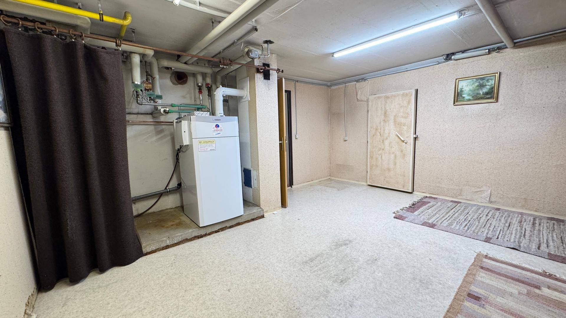Heizungsraum im Keller mit moderner Heizungsanlage.