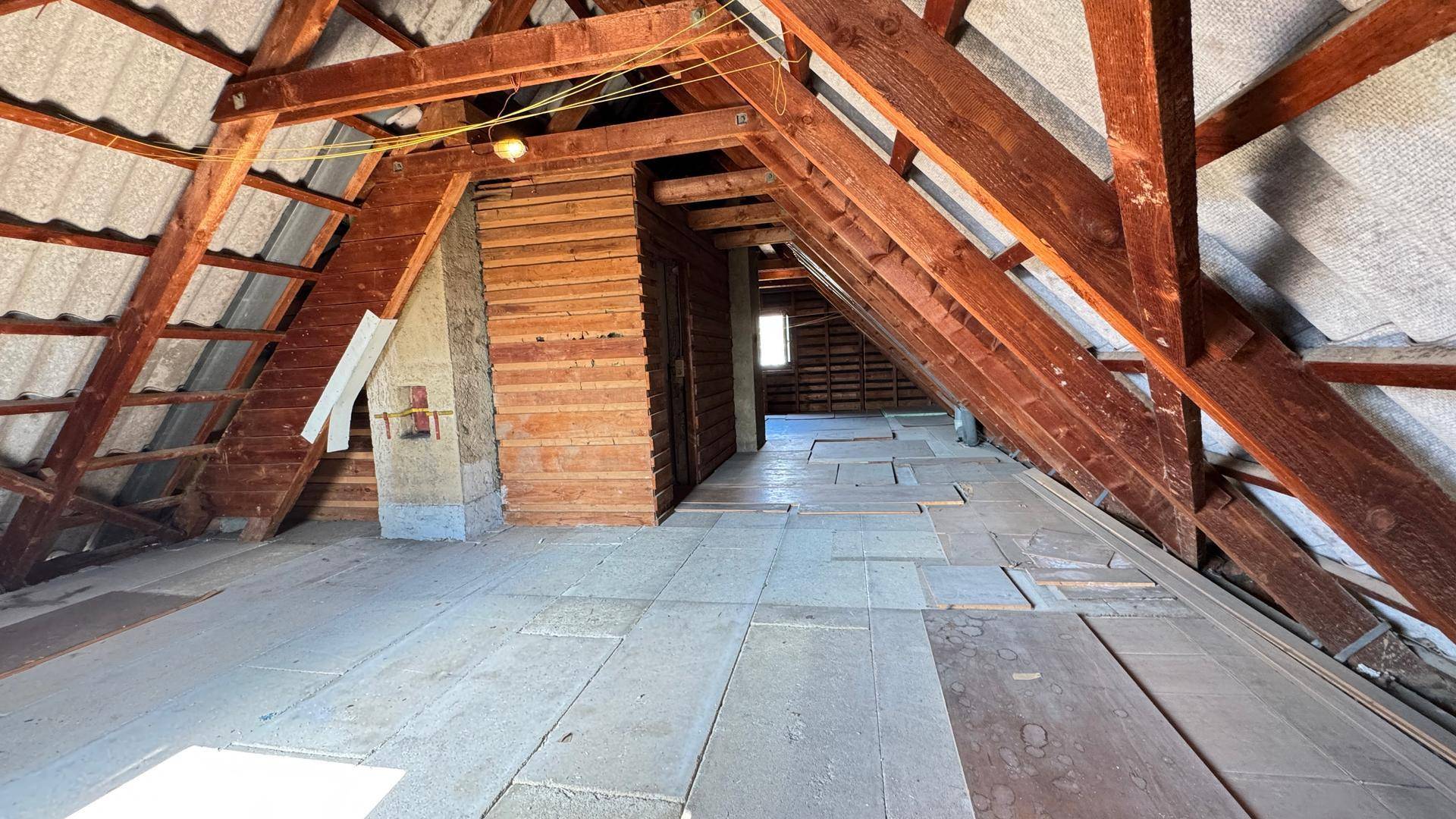 Geräumiger Dachboden mit Holzkonstruktion und viel Potenzial.