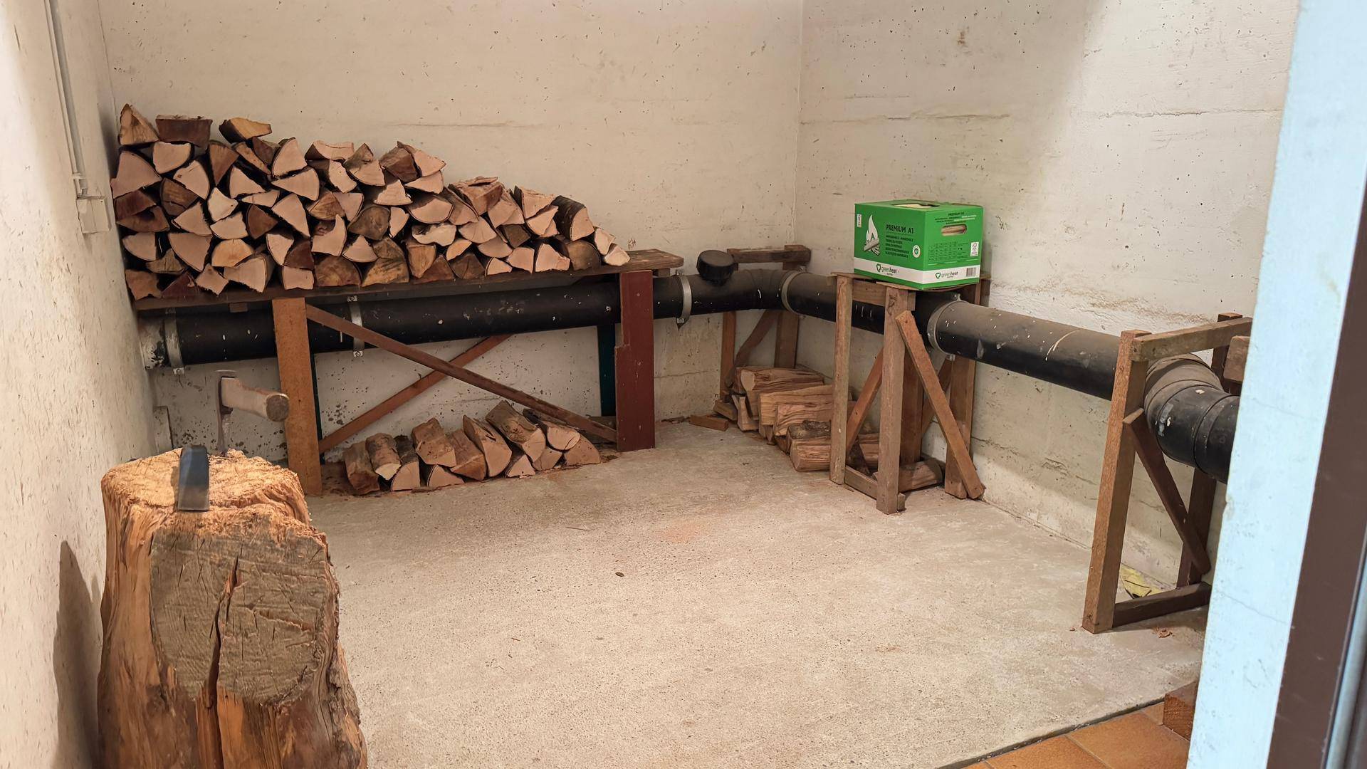Lagerbereich im Keller für Brennholz.