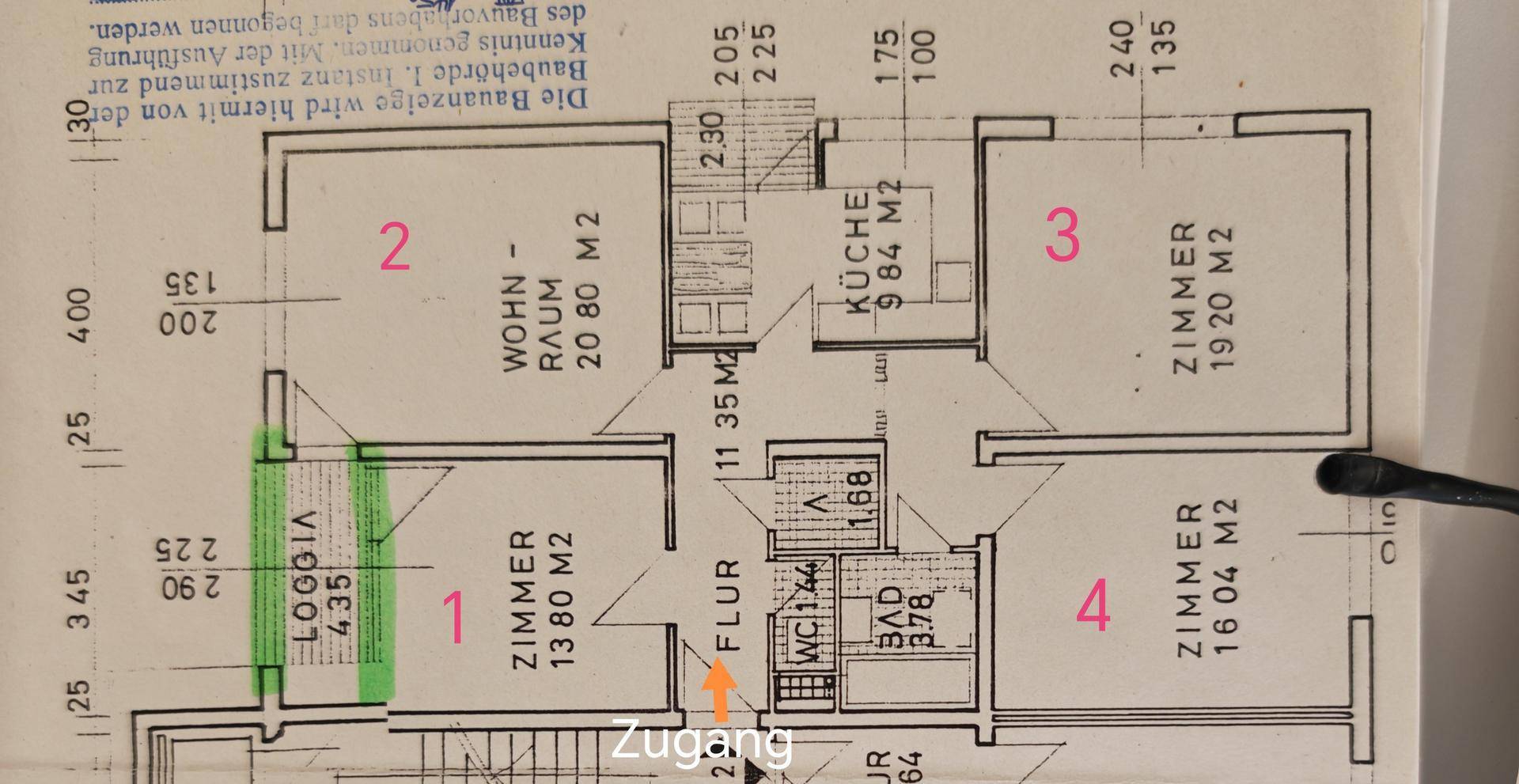 Grundrissplan mit Zimmern, Küche, Bad und Loggia, inklusive Maßangaben.