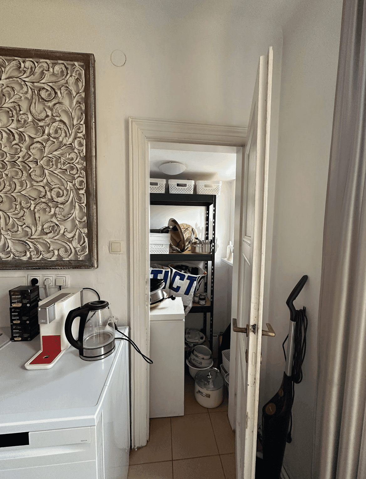 Praktische Speisekammer mit Regalen und Stauraum, ideal für Küchenutensilien und Vorräte.