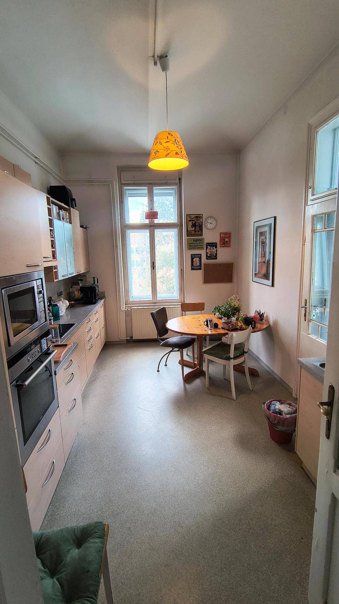 Küche mit Einbauküche, Essbereich und Fenster, das viel natürliches Licht hereinlässt.