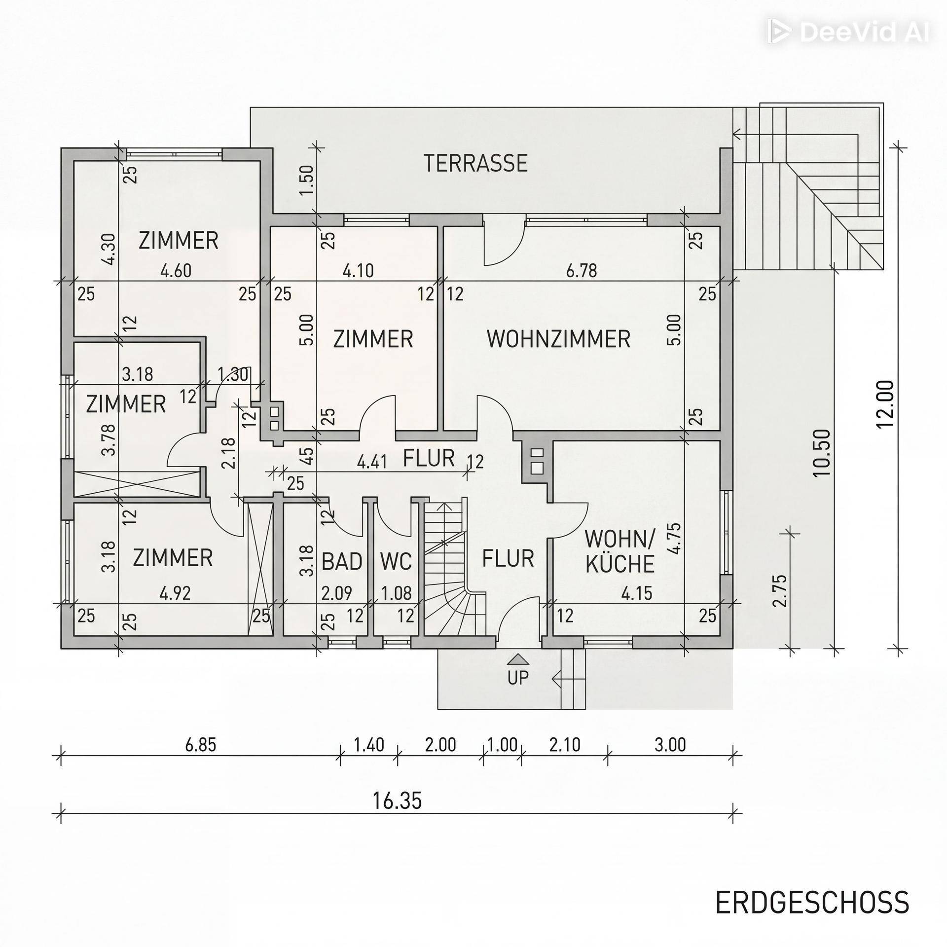 Grundriss des Erdgeschosses mit Wohnzimmer, Küche, Zimmern und Terrasse.