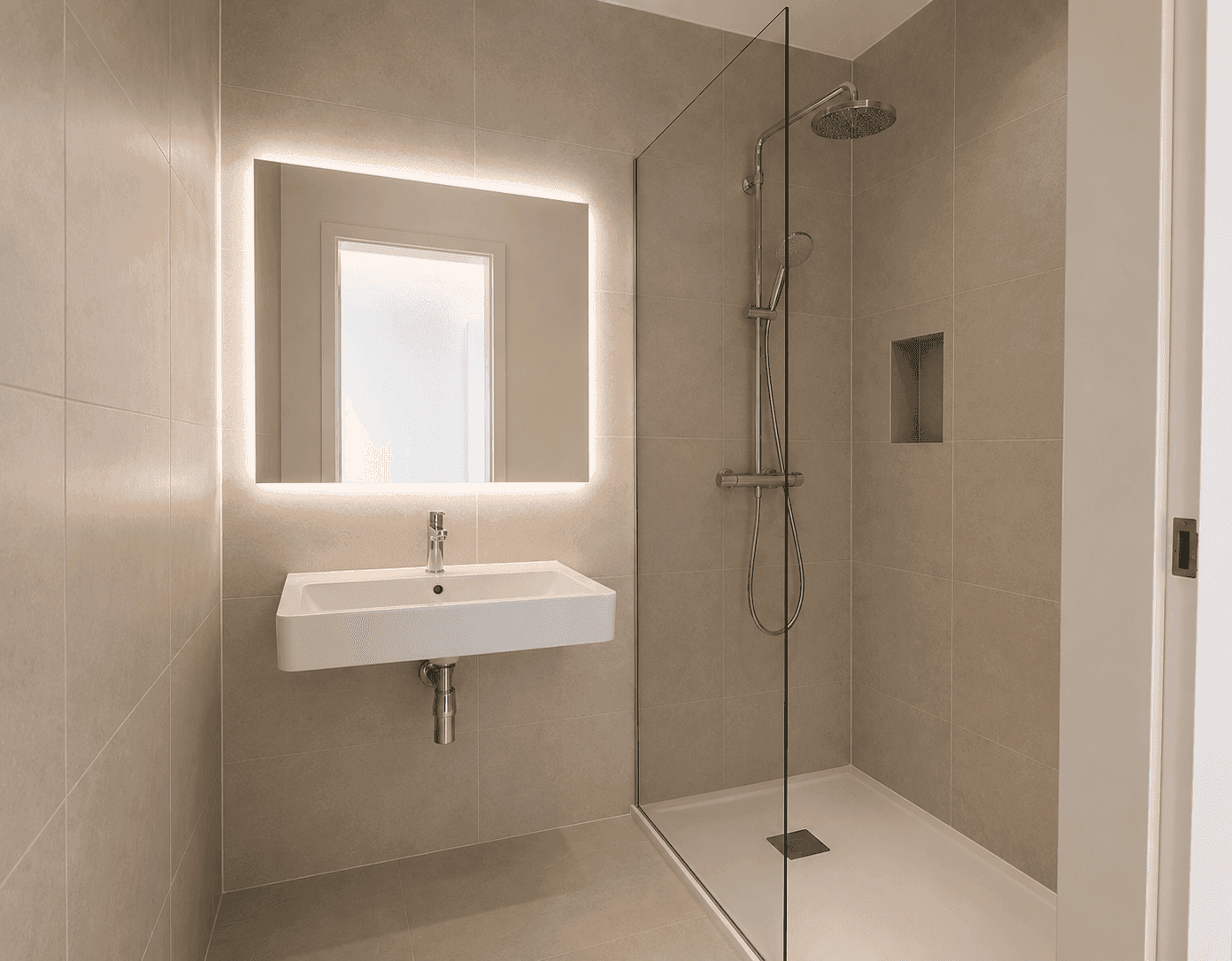 Modernes Badezimmer mit begehbarer Dusche, beleuchtetem Spiegel und Wandwaschbecken.