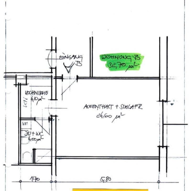 Handgezeichneter Grundriss einer Wohnung mit Kochnische, Bad und kombiniertem Wohn-/Schlafbereich.