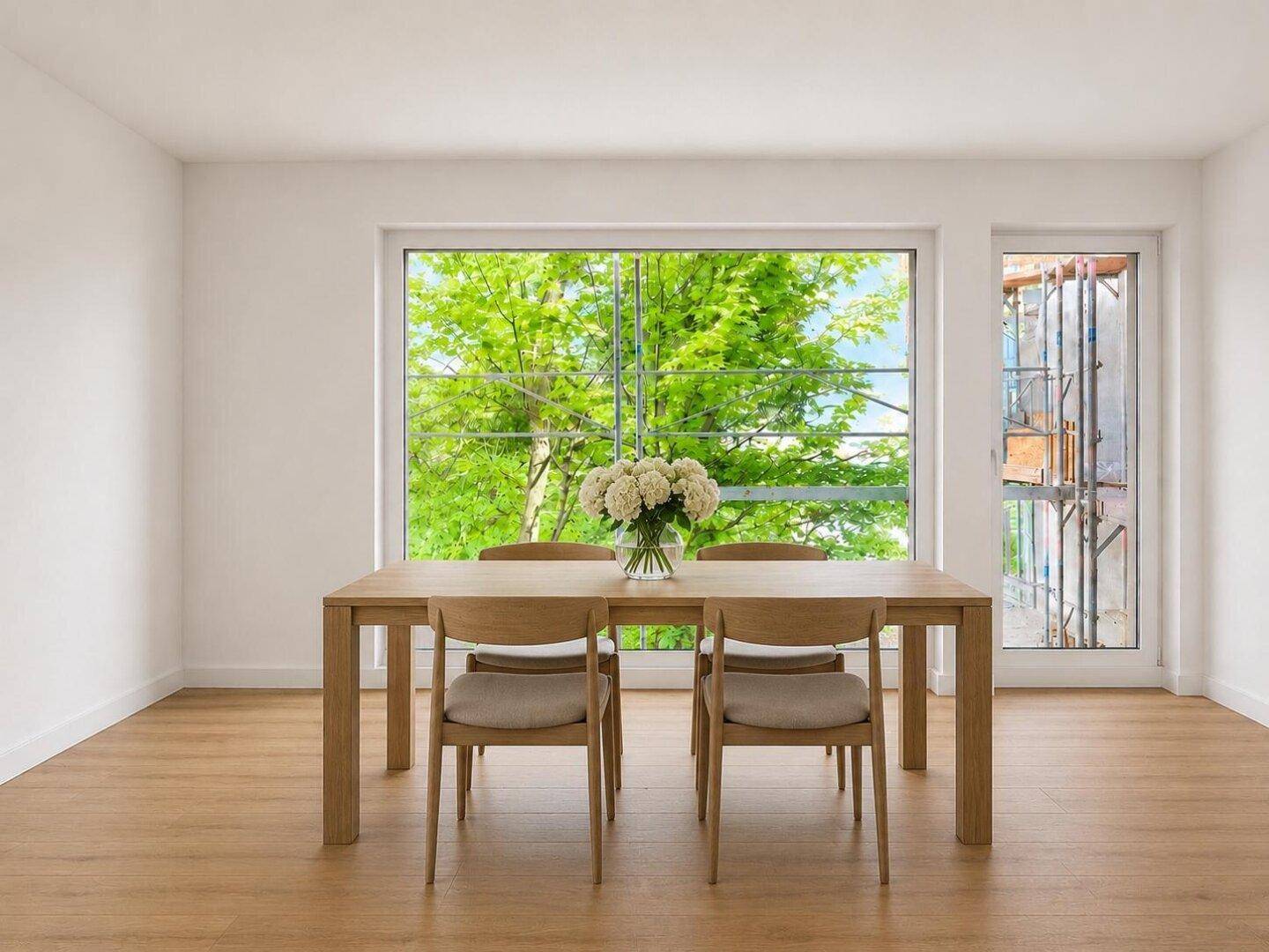 Heller Essbereich mit Holztisch und Stühlen, großer Fensterfront und Blick ins Grüne.