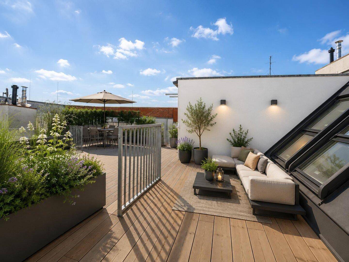 Große Dachterrasse mit Holzdeck, Sitzgelegenheiten und Pflanzen, ideal für entspannte Stunden im Freien.