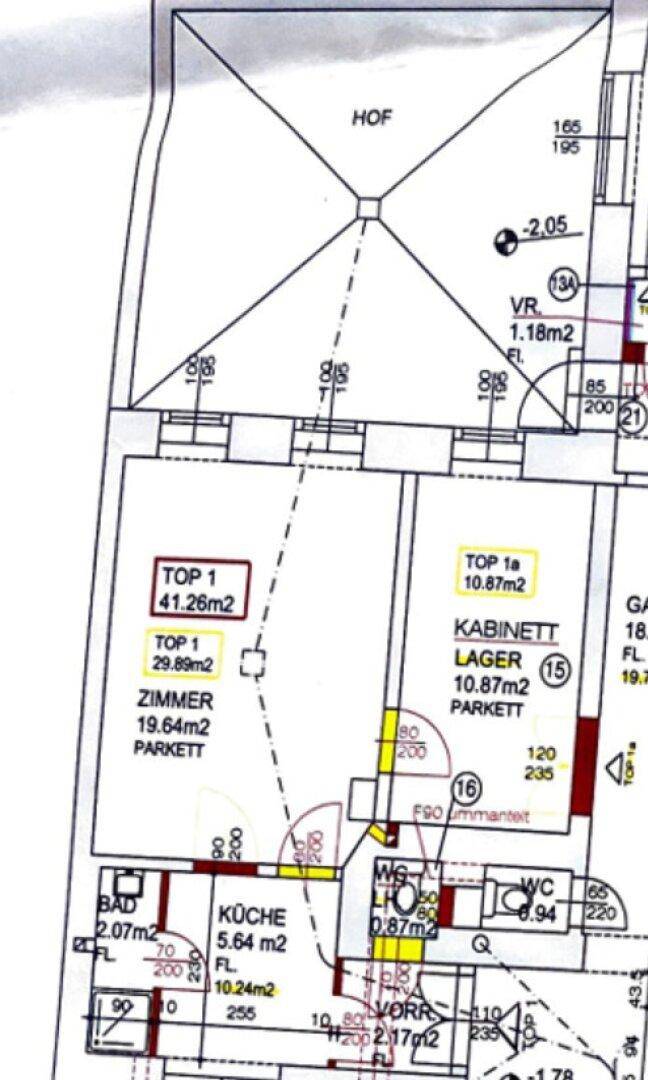 Grundrissplan einer Wohnung mit verschiedenen Räumen und einem Hofbereich.