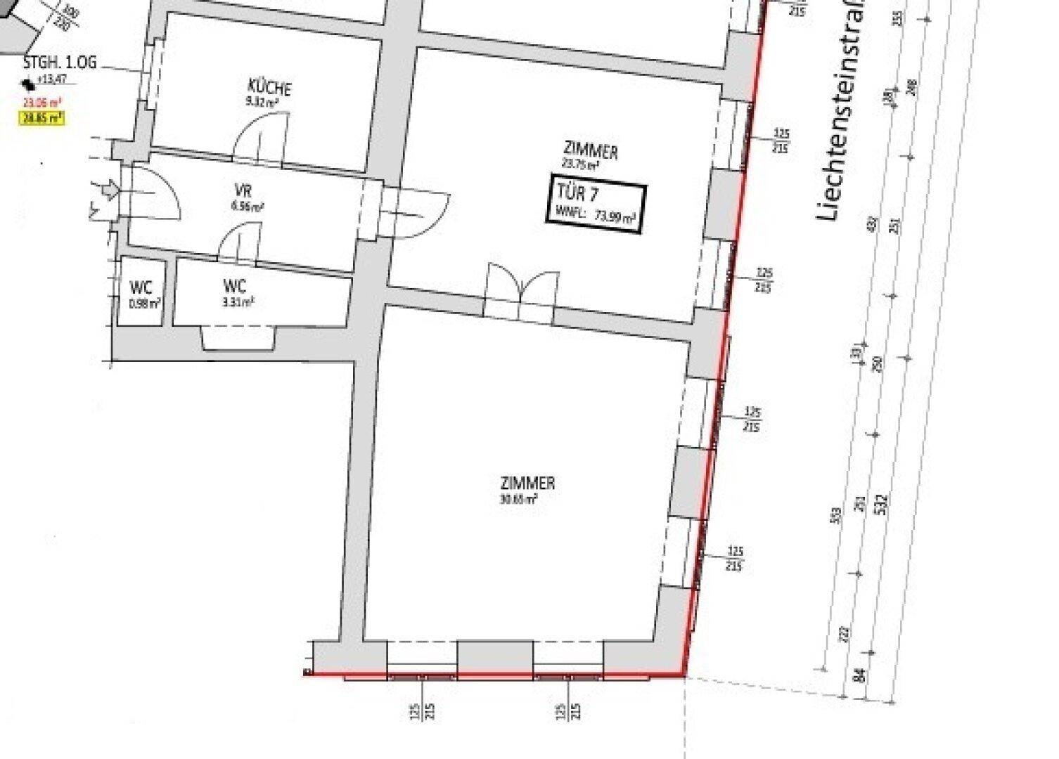 Grundriss des ersten Obergeschosses mit mehreren Zimmern, zwei WCs und Balkonzugang.